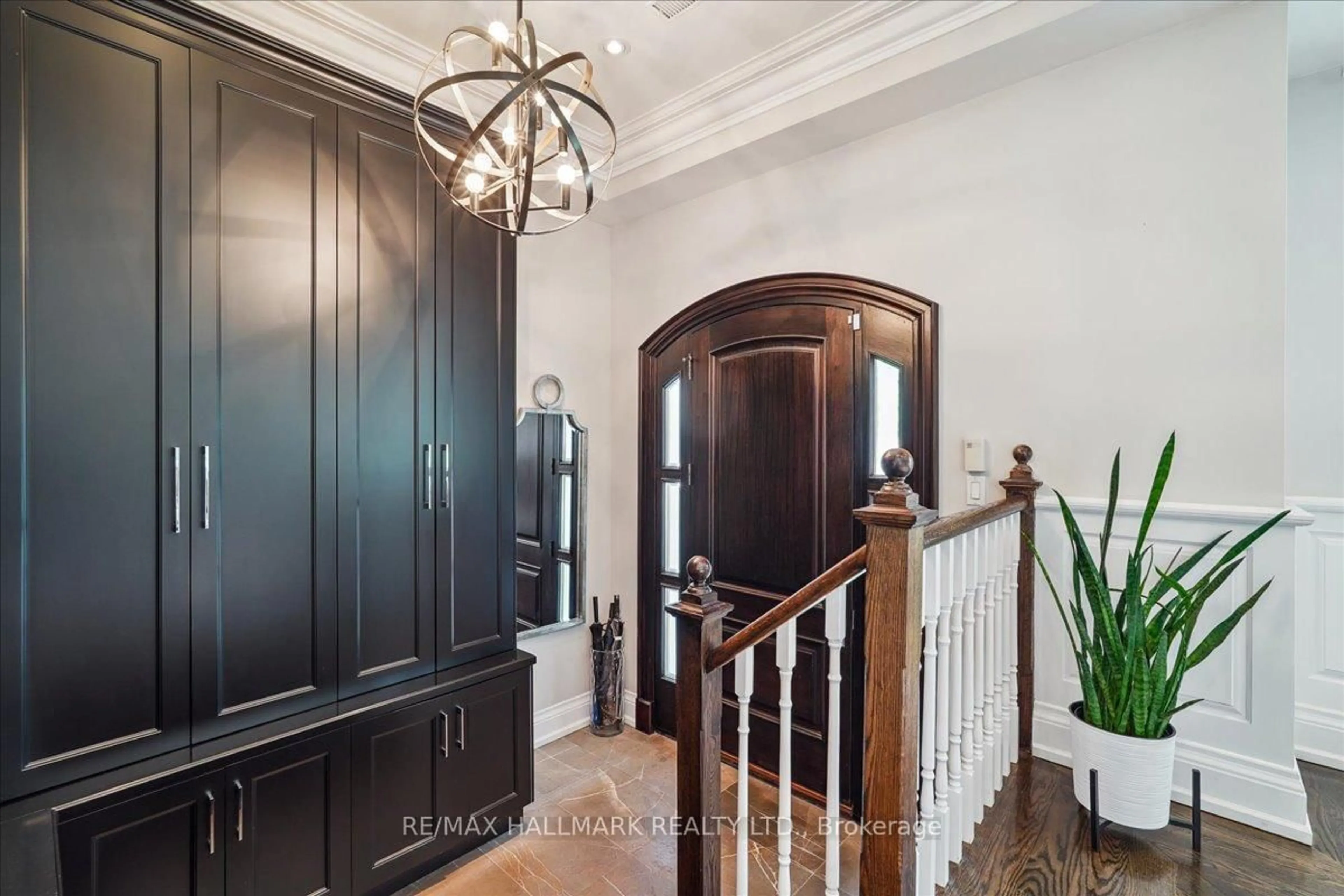 Indoor entryway for 135 Glenvale Blvd, Toronto Ontario M4G 2W1