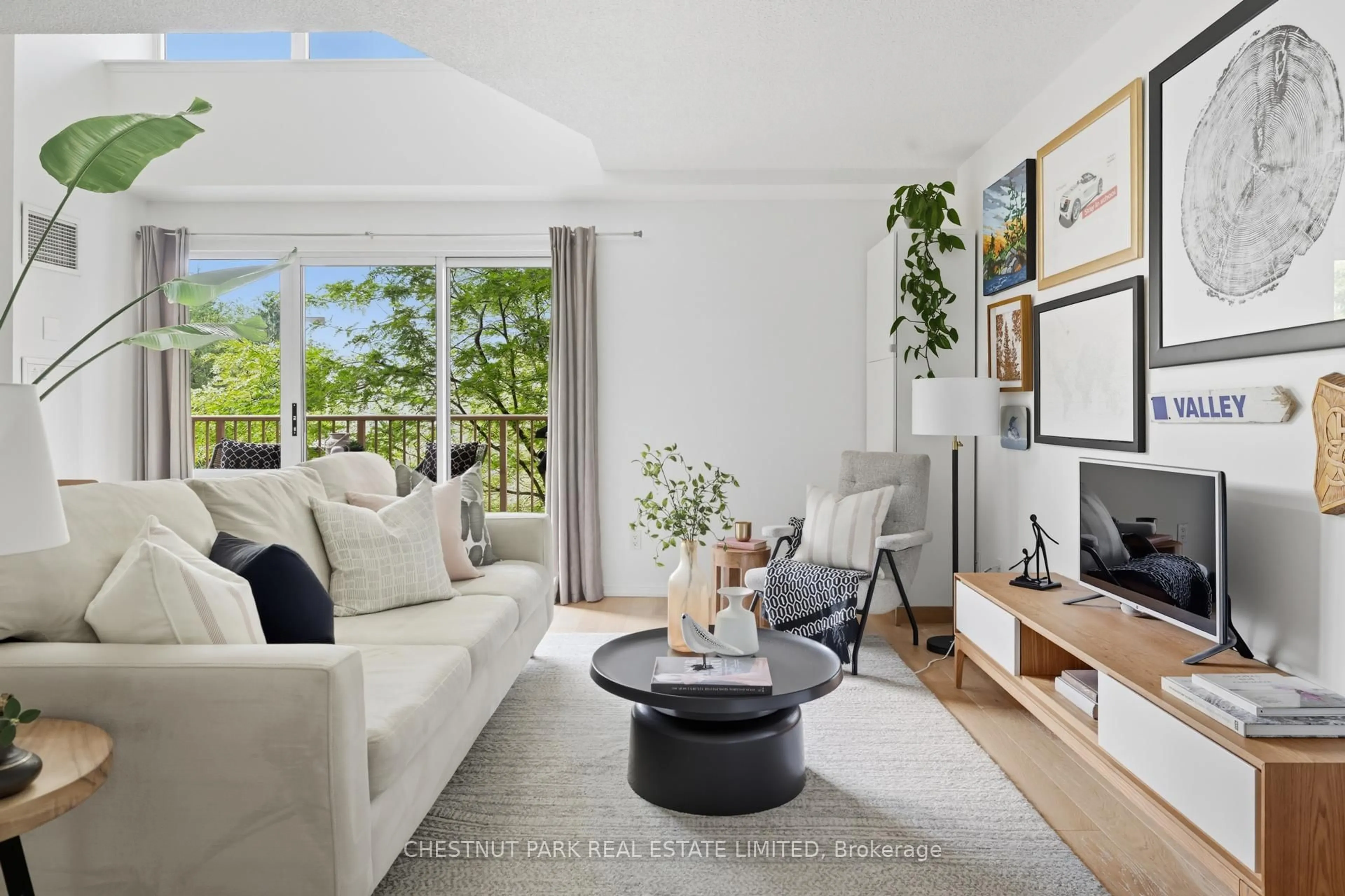 Living room with furniture, unknown for 139 Merton St #431, Toronto Ontario M4S 3G7