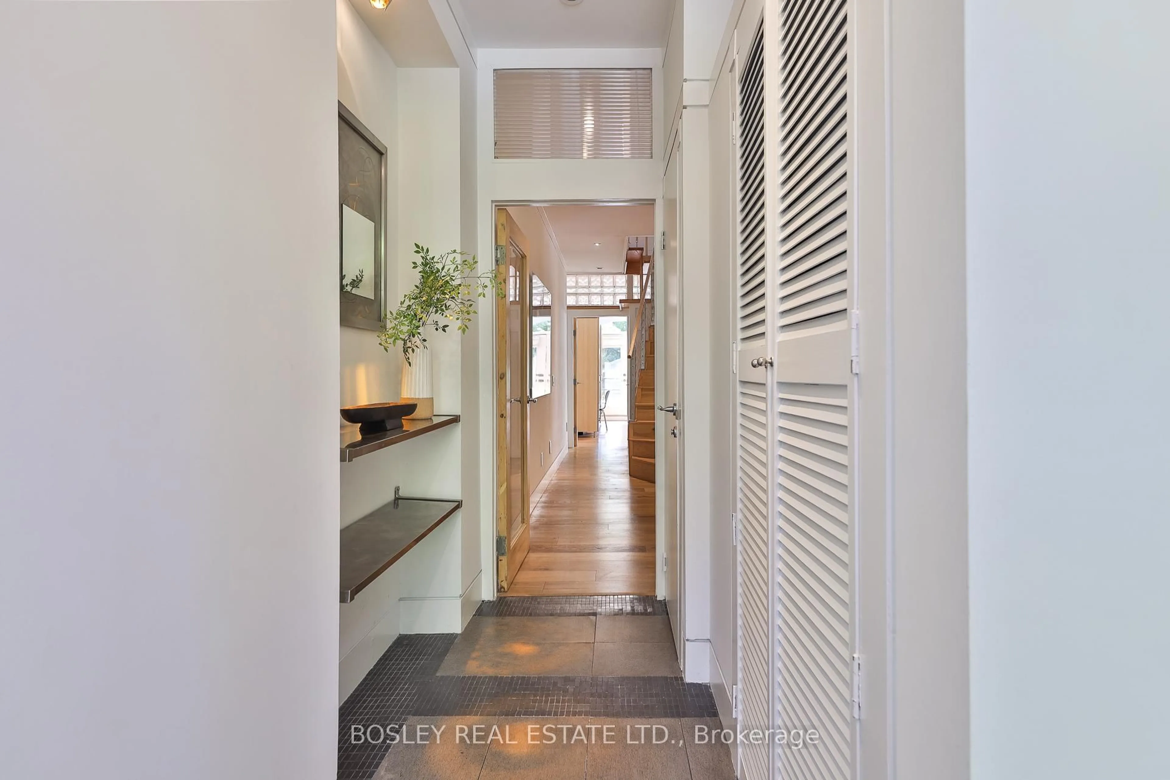 Indoor foyer for 301 Keewatin Ave, Toronto Ontario M4P 2A4