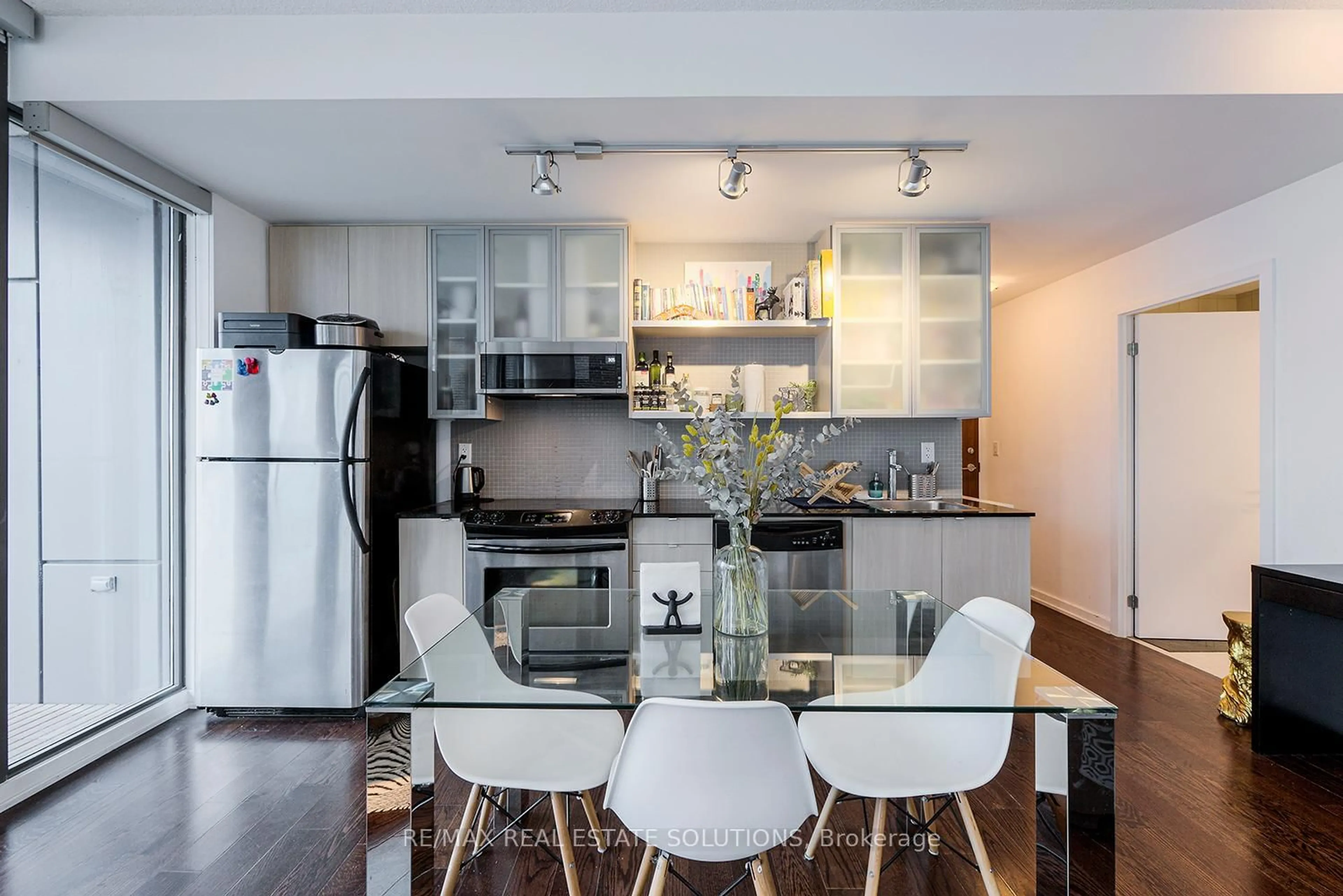 Open concept kitchen, wood/laminate floor for 33 Lombard St #1603, Toronto Ontario M5C 3H8