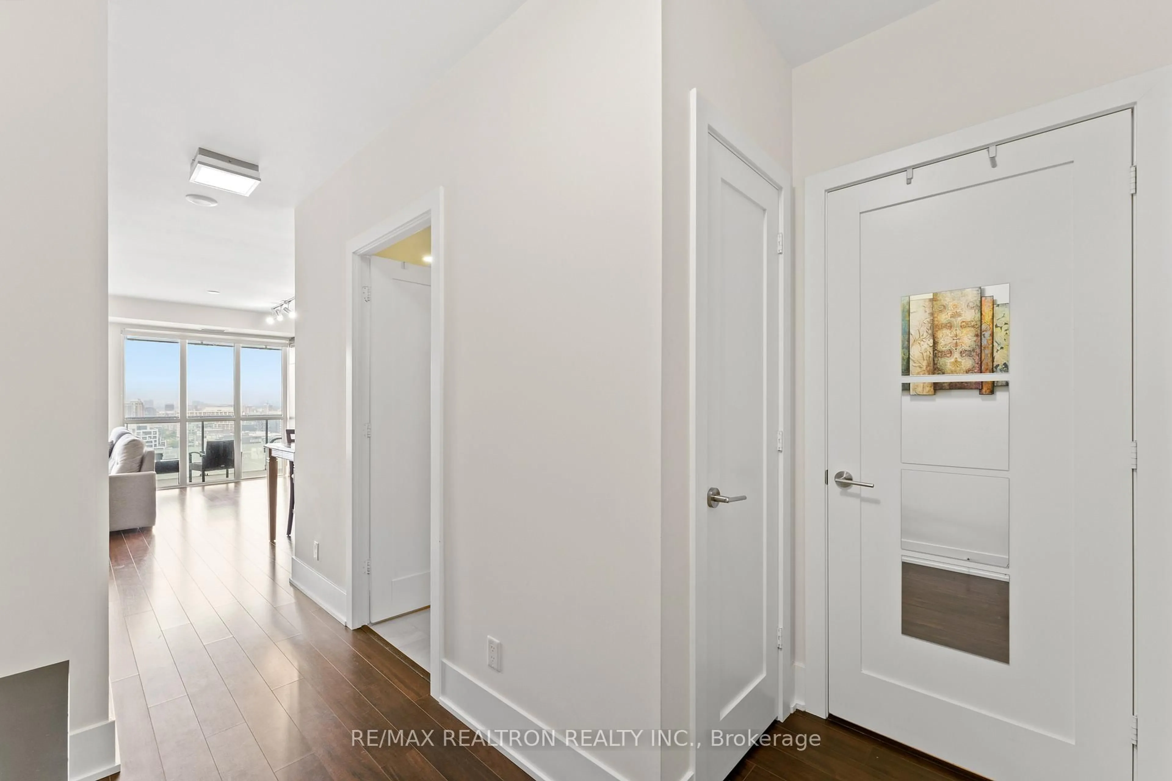 Indoor entryway for 300 Front St #2603, Toronto Ontario M5V 0E9