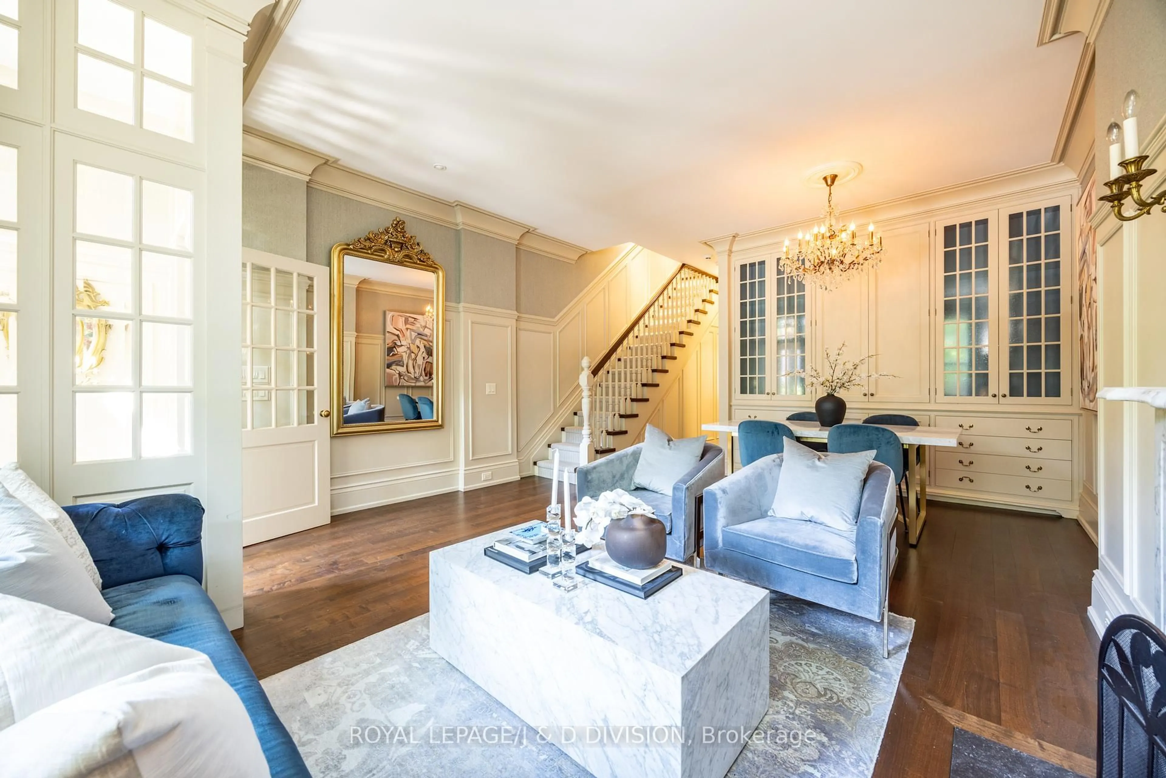 Living room with furniture, unknown for 36 Boswell Ave, Toronto Ontario M5R 1M4