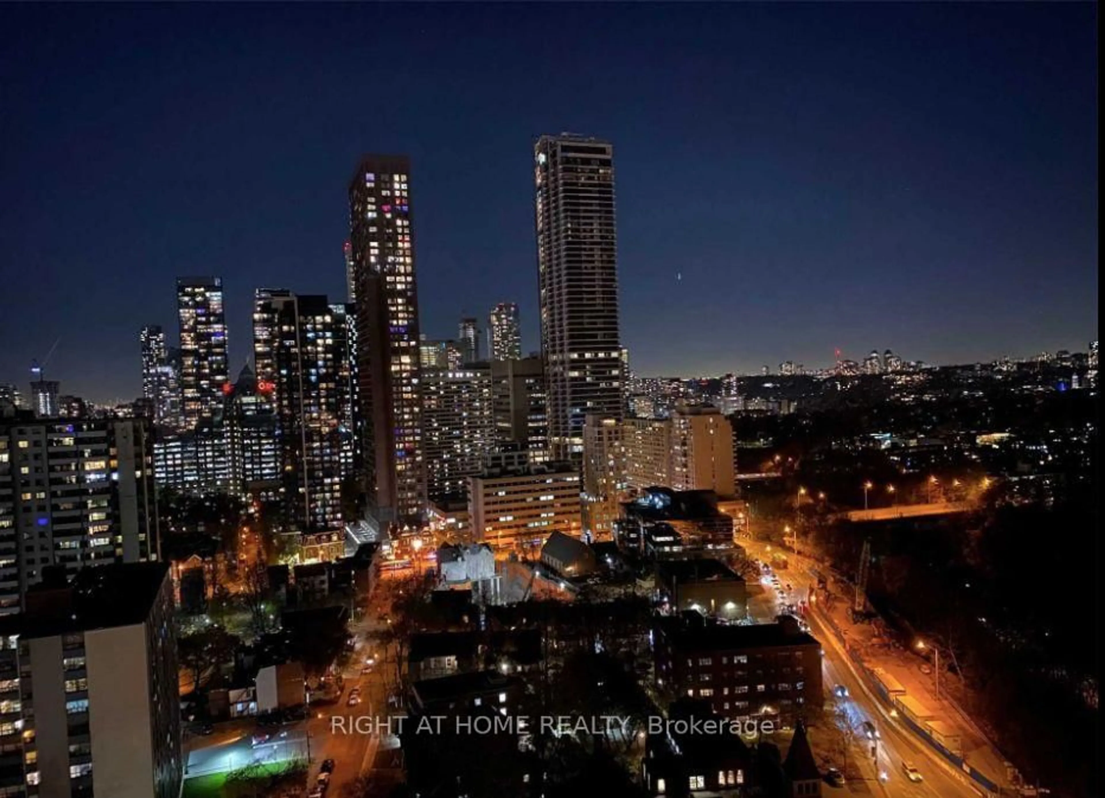 Blurry image for 575 Bloor St #1502, Toronto Ontario M4W 0B2