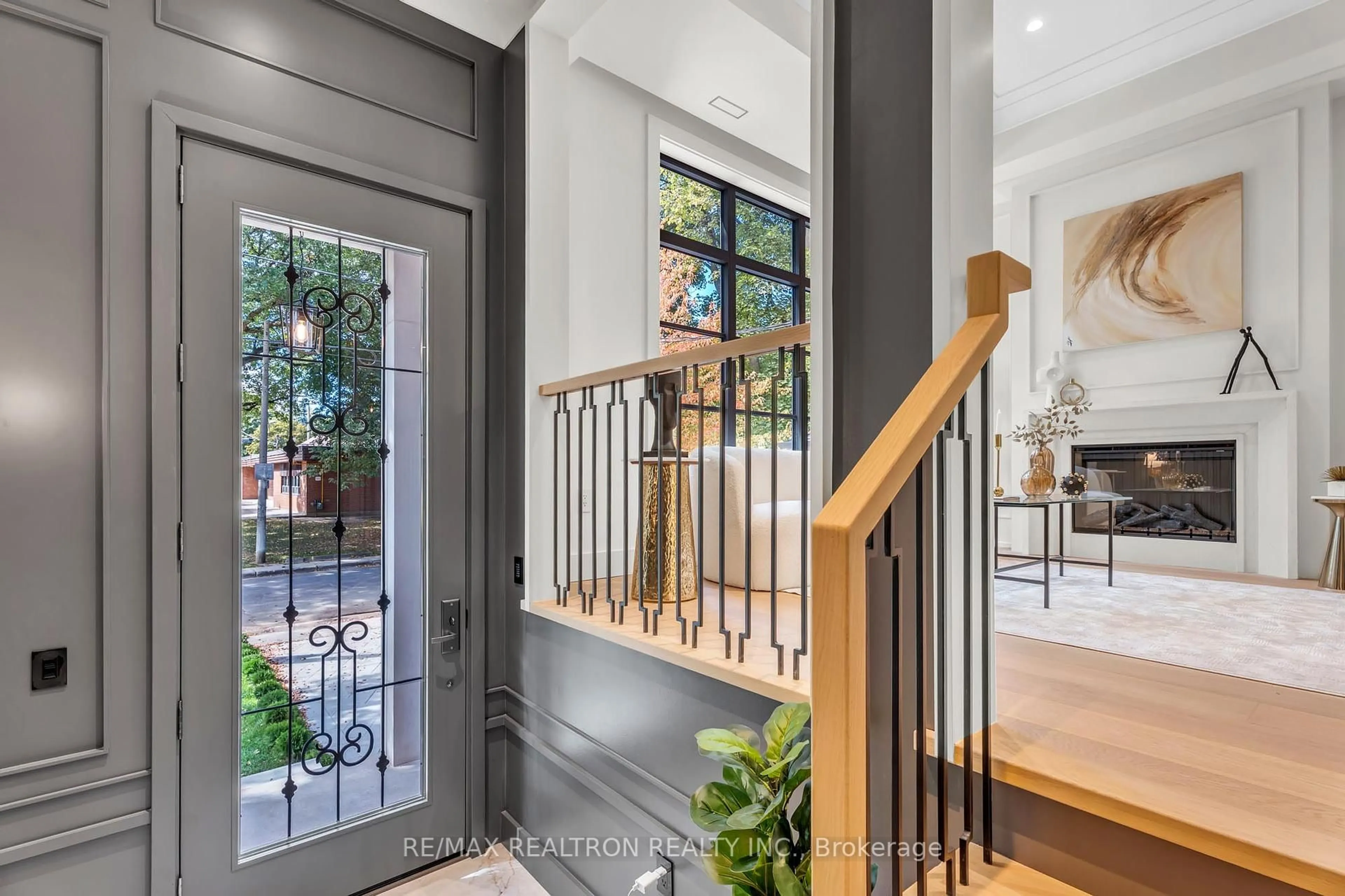 Indoor entryway for 105 Rumsey Rd, Toronto Ontario M4G 1P1