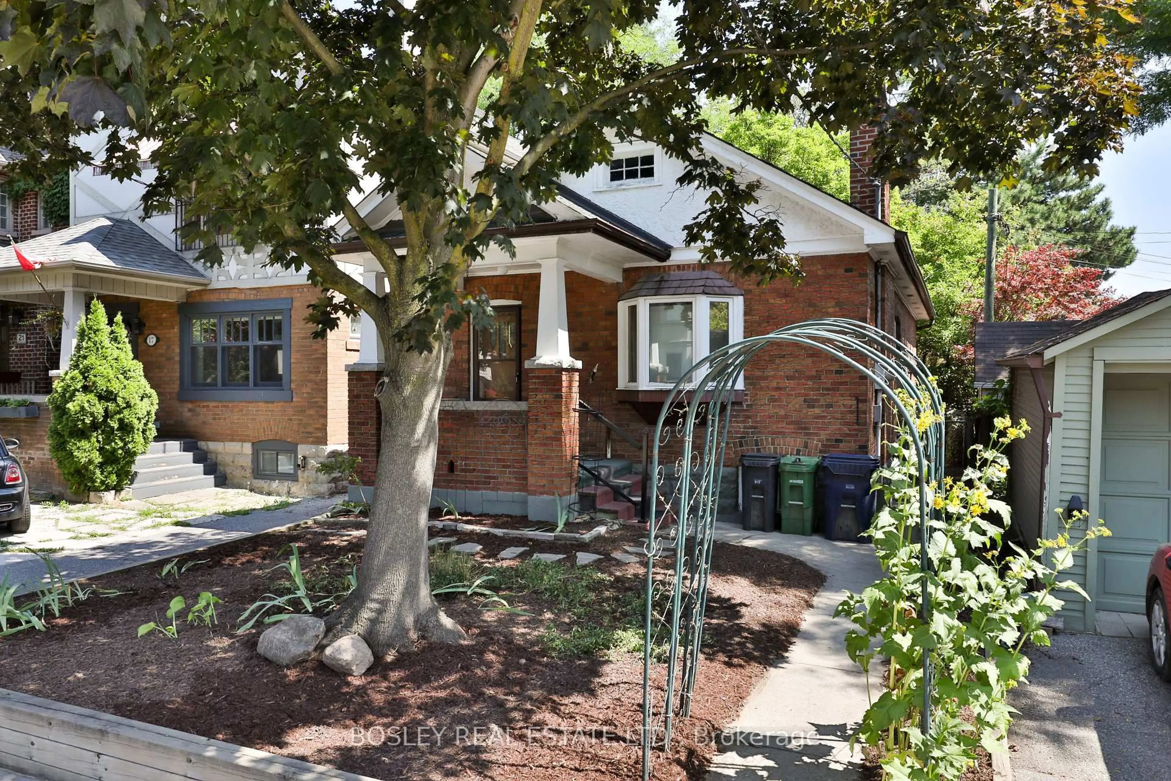 A pic from outside/outdoor area/front of a property/back of a property/a pic from drone, street for 15 Whitewood Rd, Toronto Ontario M4S 2X8