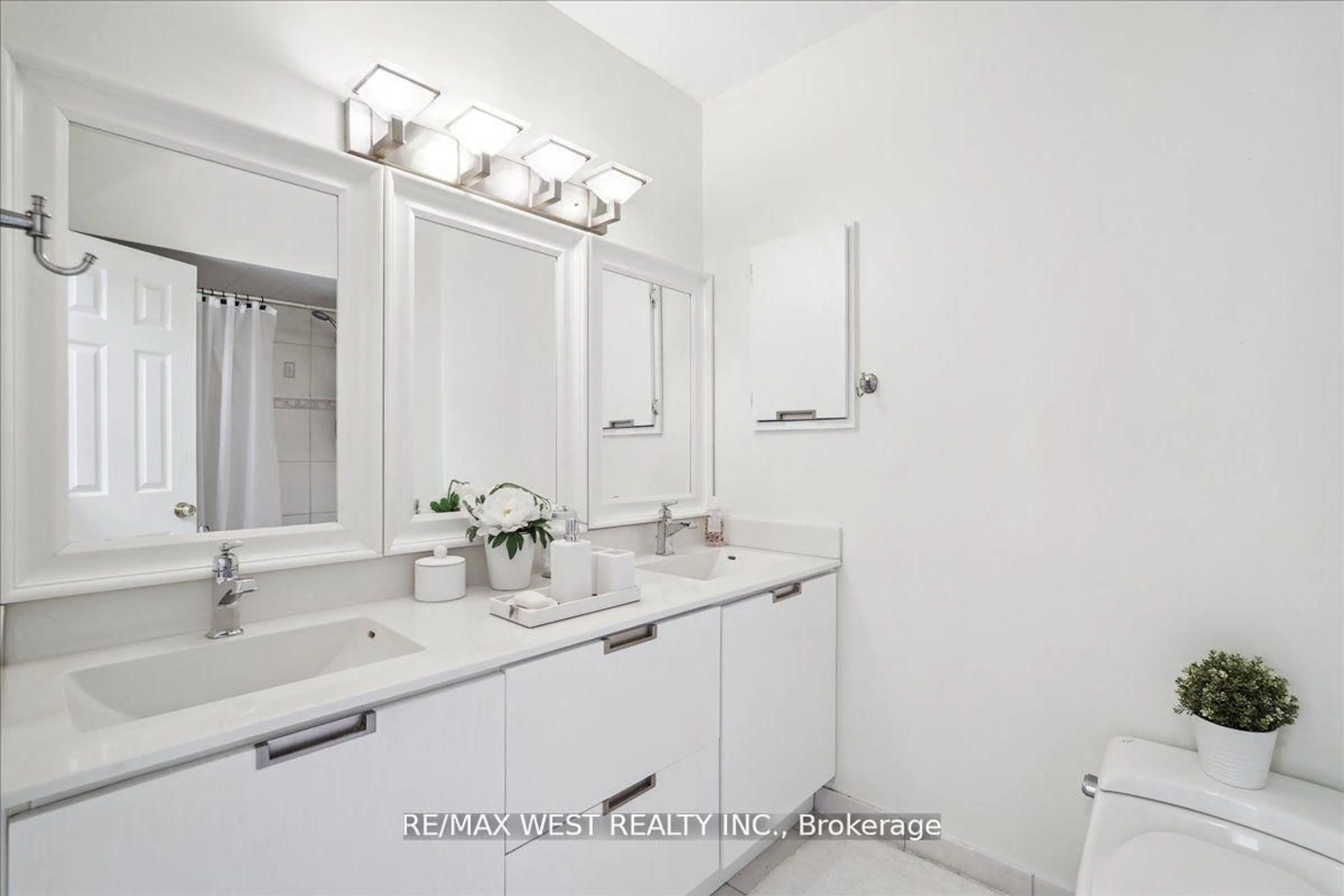 Standard bathroom, ceramic/tile floor for 69 Upper Canada Dr #2, Toronto Ontario M2P 2A2