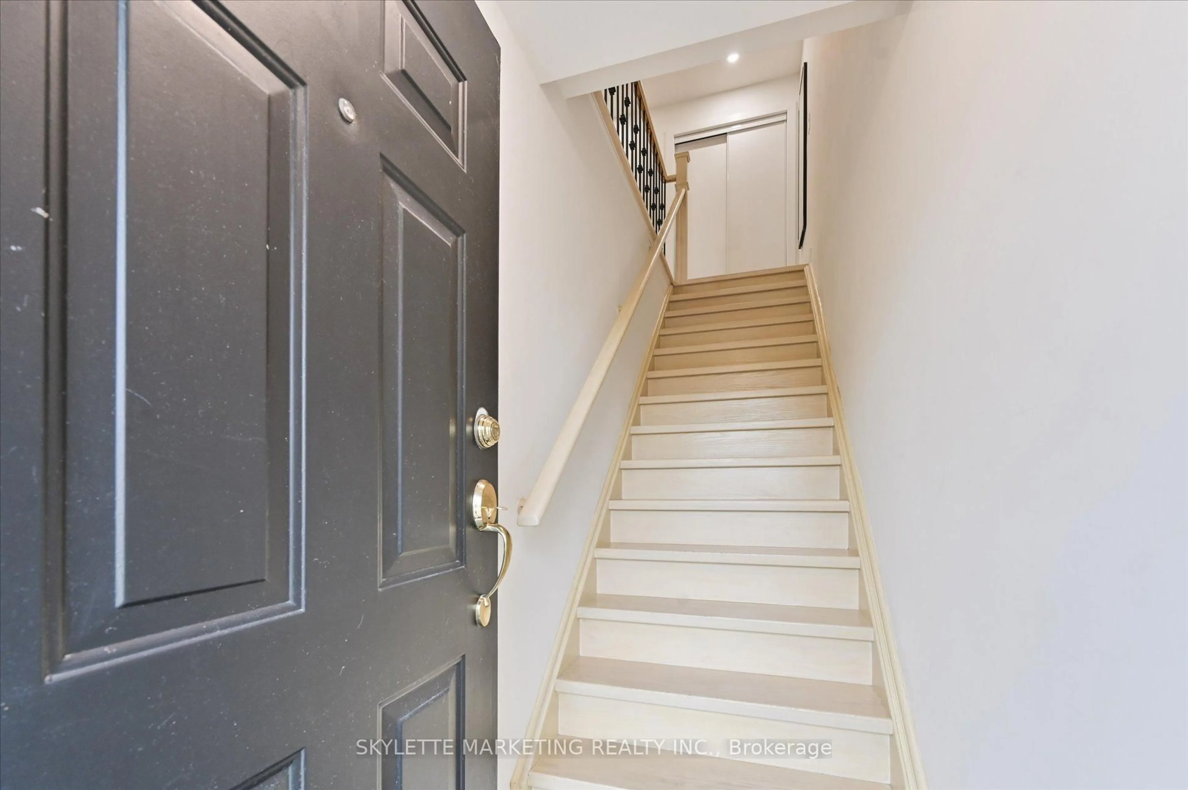 Unknown for 118 Finch Ave #8, Toronto Ontario M2N 7G2
