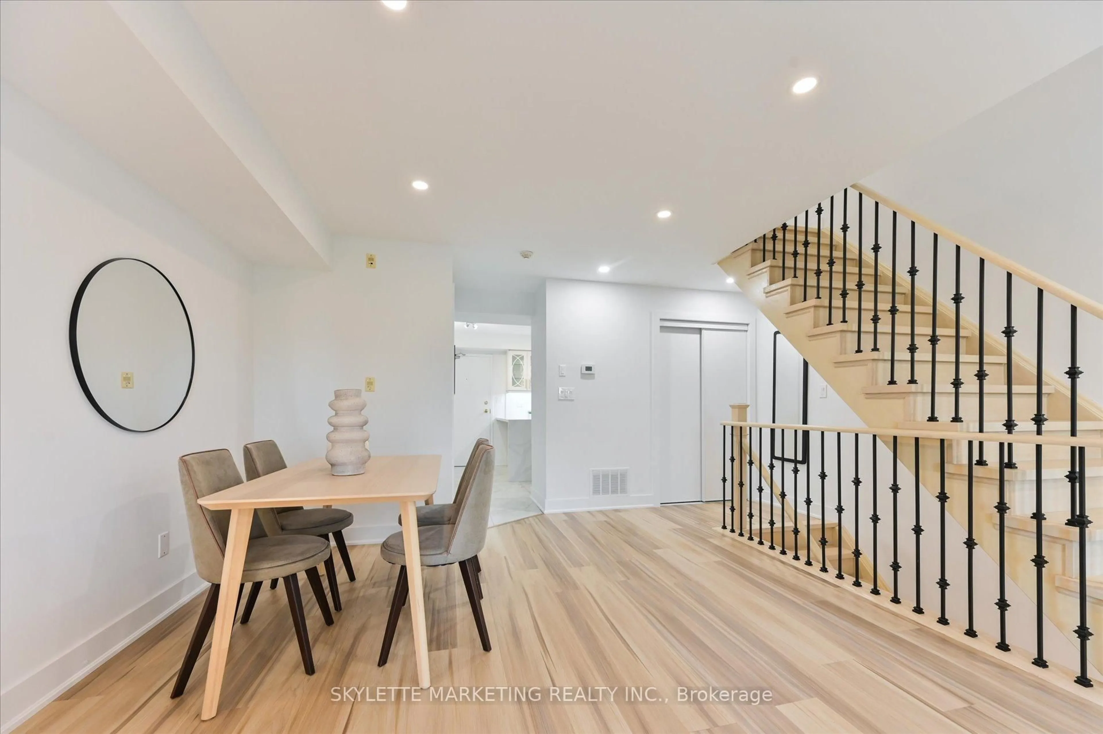Unknown for 118 Finch Ave #8, Toronto Ontario M2N 7G2