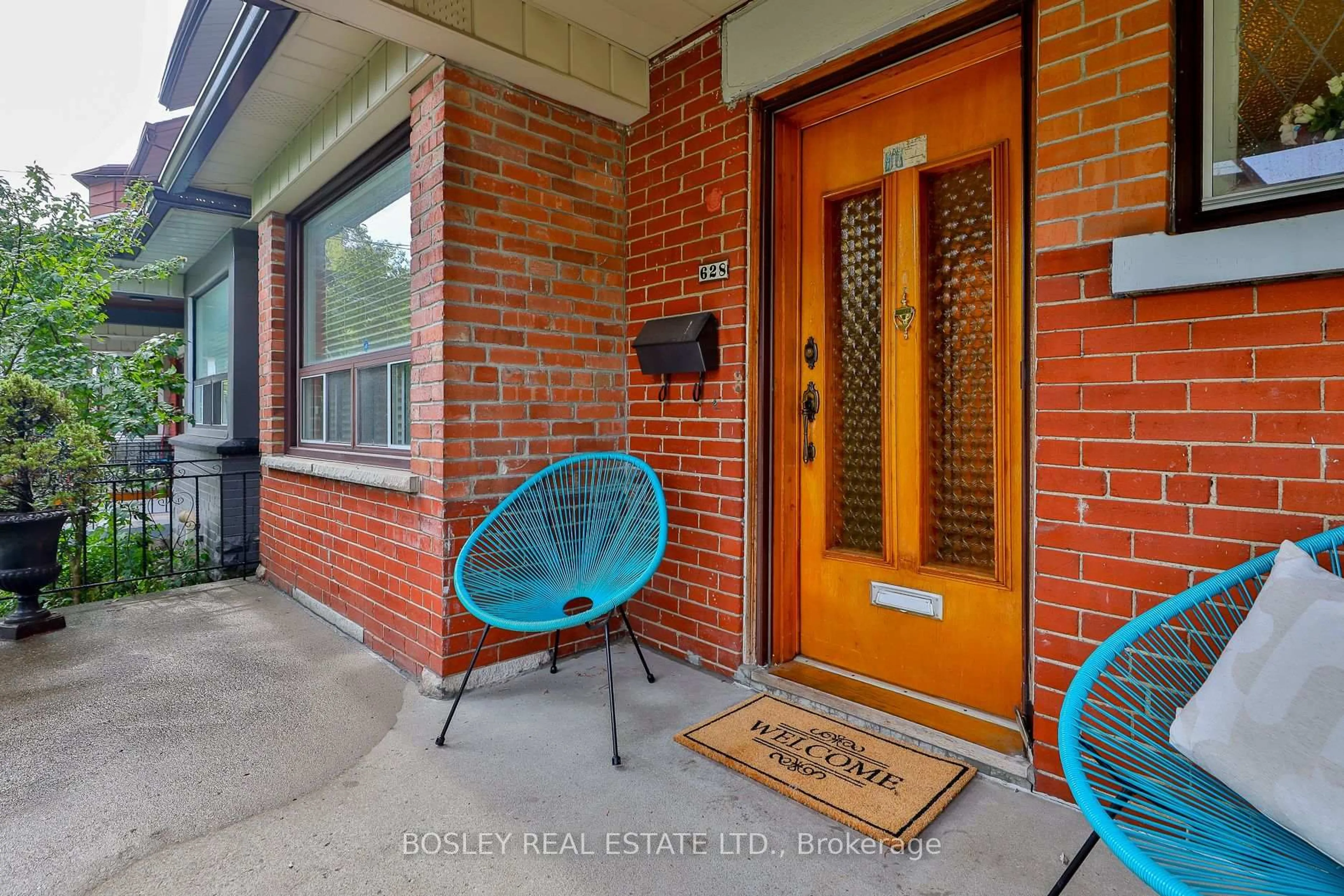 Indoor entryway for 628 Manning Ave, Toronto Ontario M6G 2V9