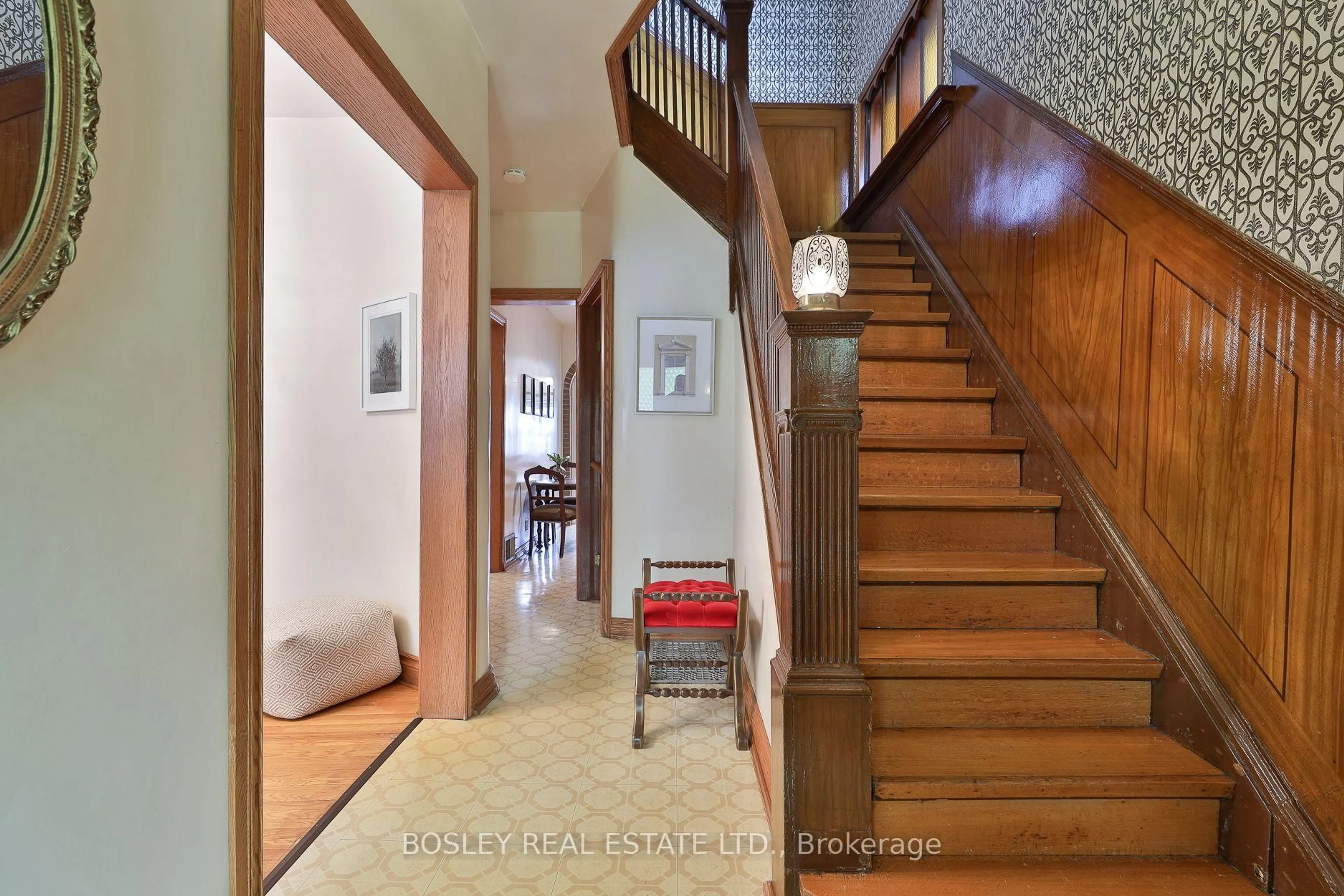Indoor foyer for 628 Manning Ave, Toronto Ontario M6G 2V9