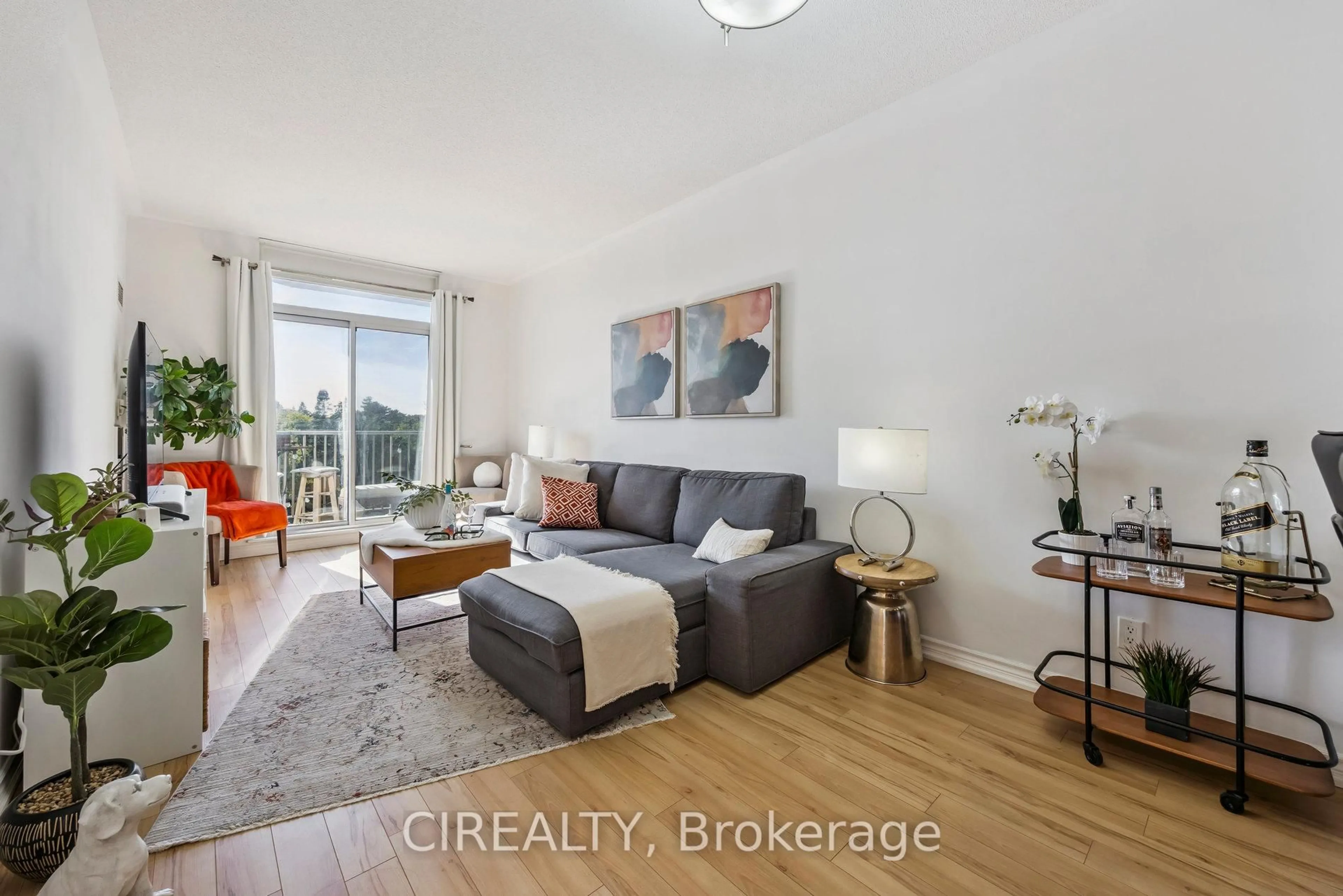 Living room with furniture, wood/laminate floor for 4200 Bathurst St #413, Toronto Ontario M3H 6C7
