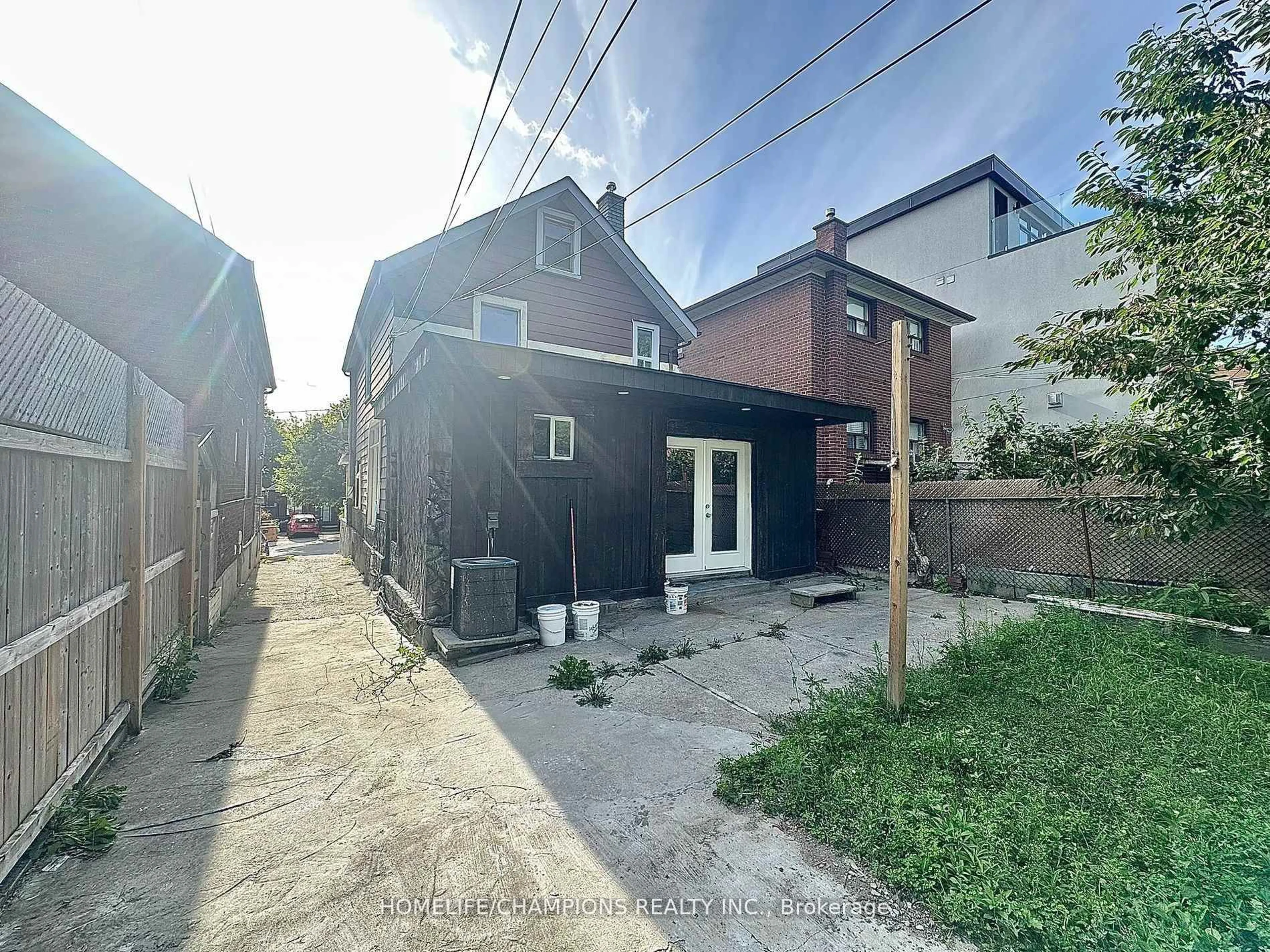 A pic from outside/outdoor area/front of a property/back of a property/a pic from drone, street for 181 Cedric Ave, Toronto Ontario M6C 3X7