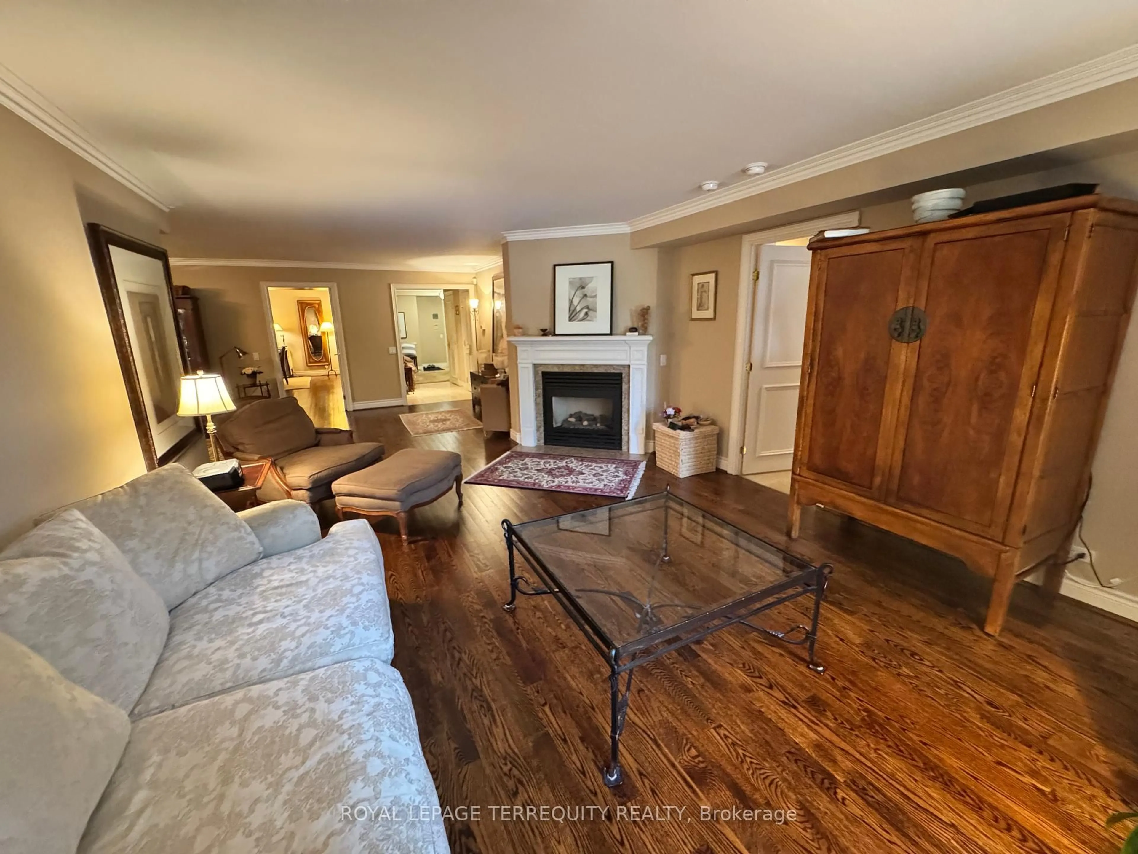Living room with furniture, wood/laminate floor for 3600 Yonge St #524, Toronto Ontario M4N 3R8