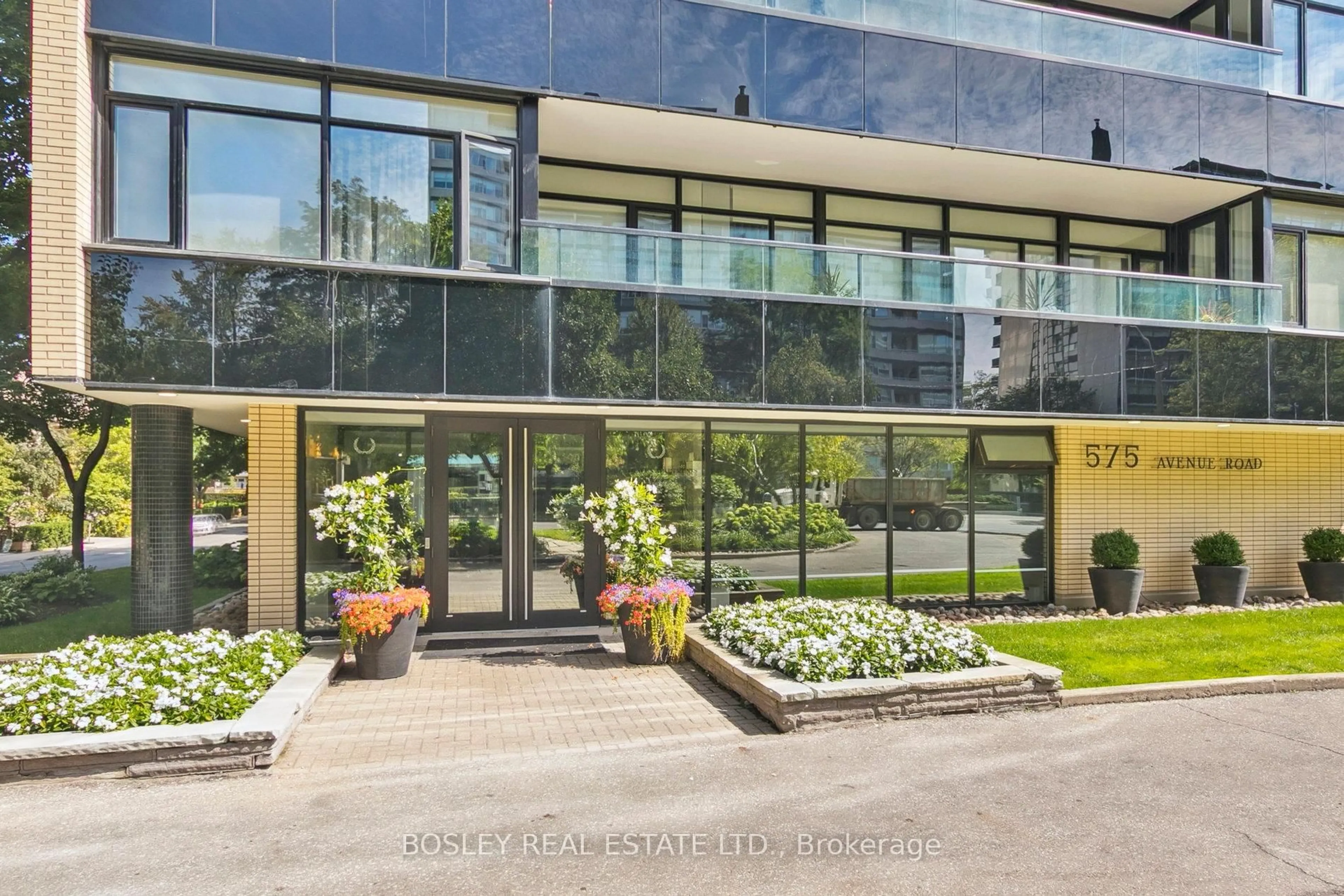 Indoor foyer for 575 Avenue Rd #1001, Toronto Ontario M4V 2K2