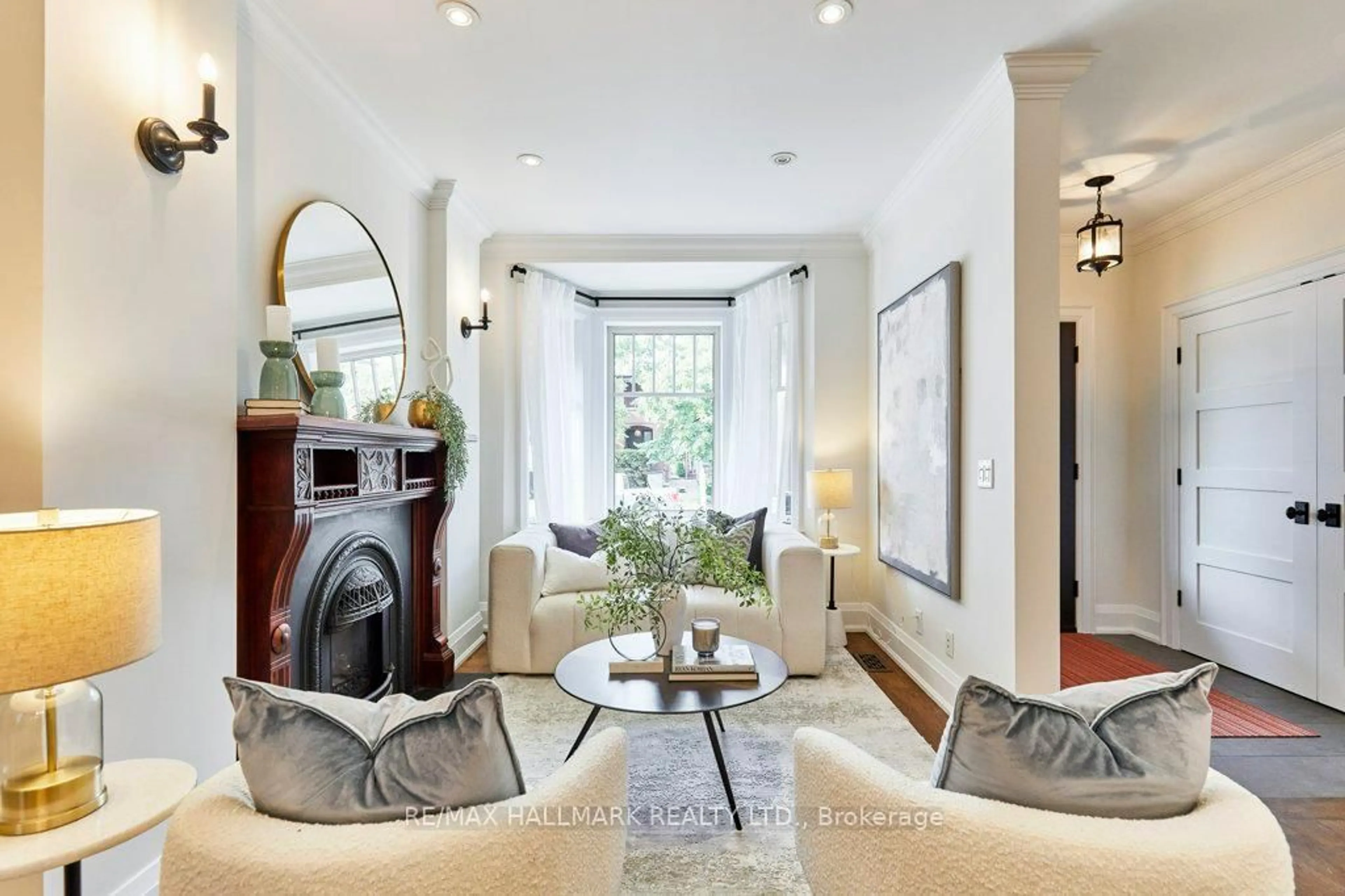 Living room with furniture, unknown for 645 Balliol St, Toronto Ontario M4S 1E6