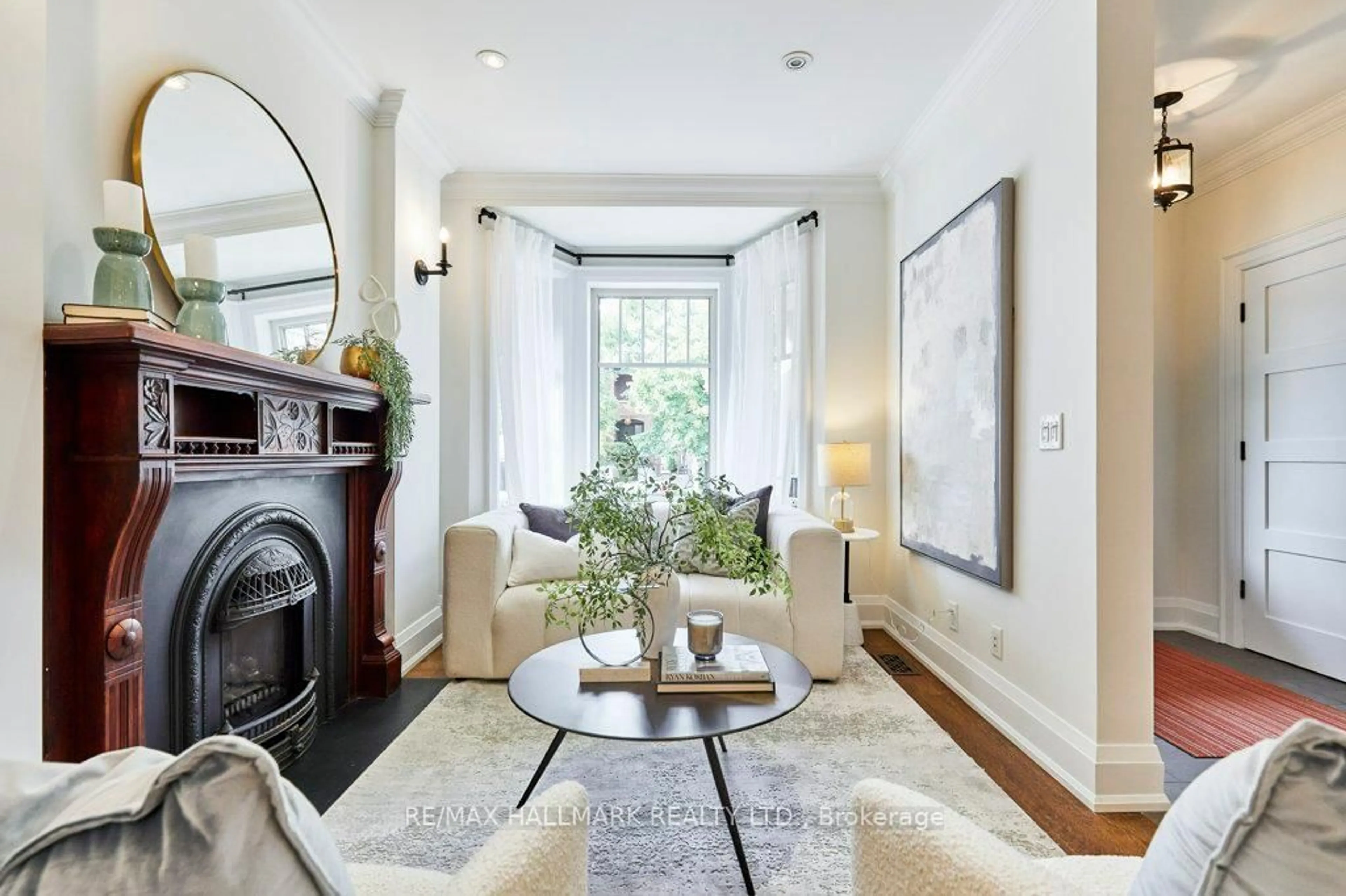 Living room with furniture, unknown for 645 Balliol St, Toronto Ontario M4S 1E6