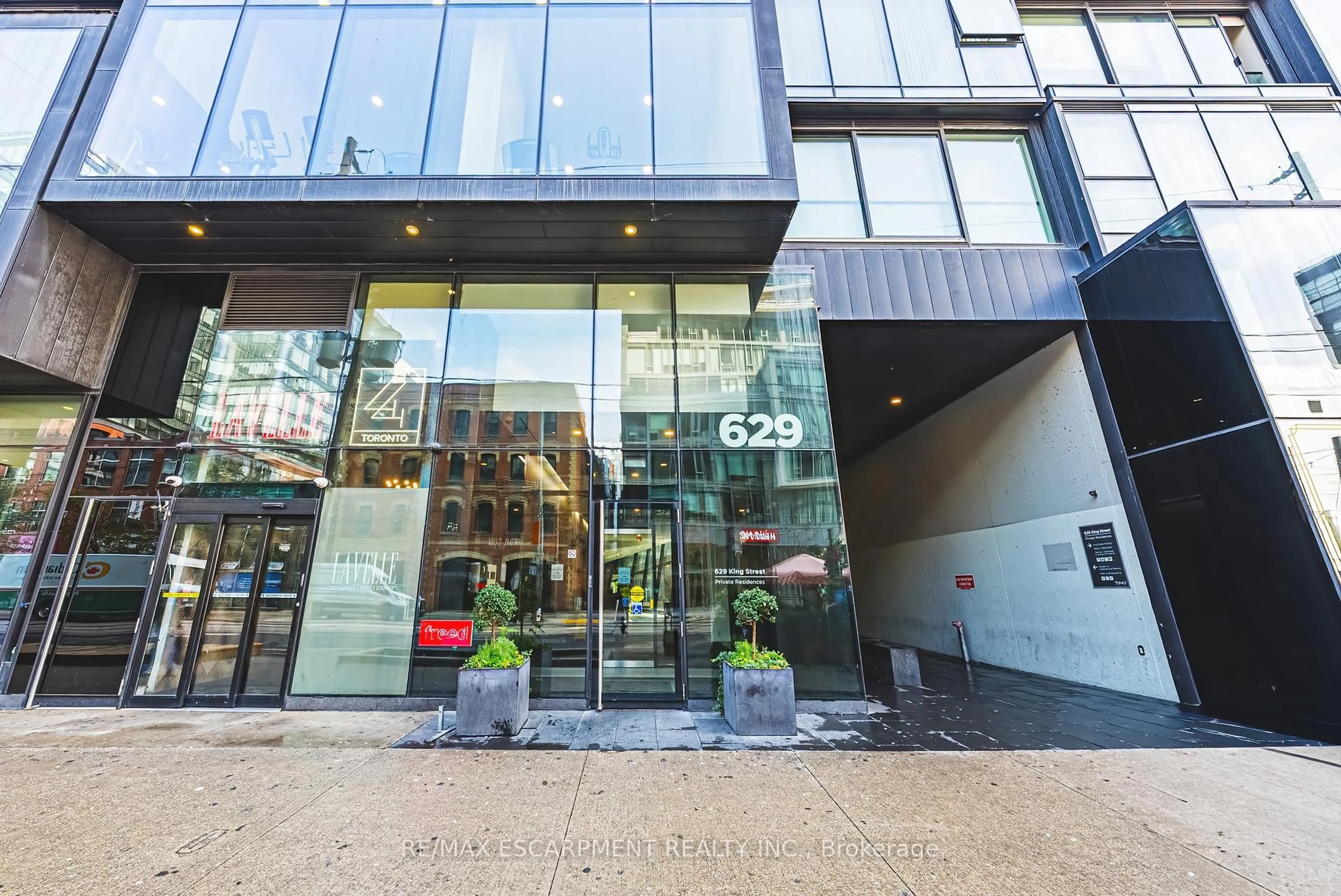 Indoor foyer for 629 King St #627, Toronto Ontario M5V 0G9