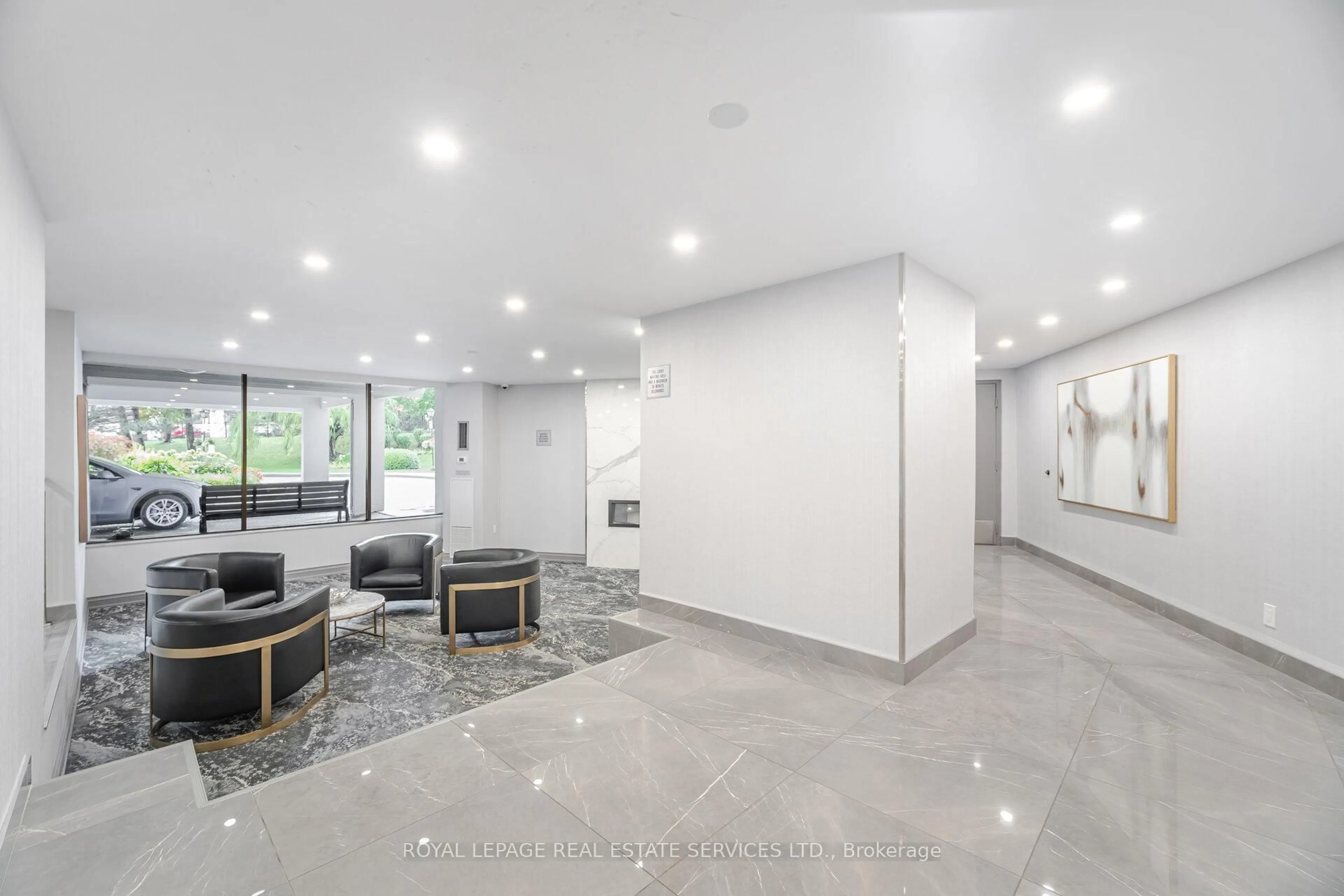 Indoor foyer for 10 Edgecliff Gfwy #303, Toronto Ontario M3C 3A3