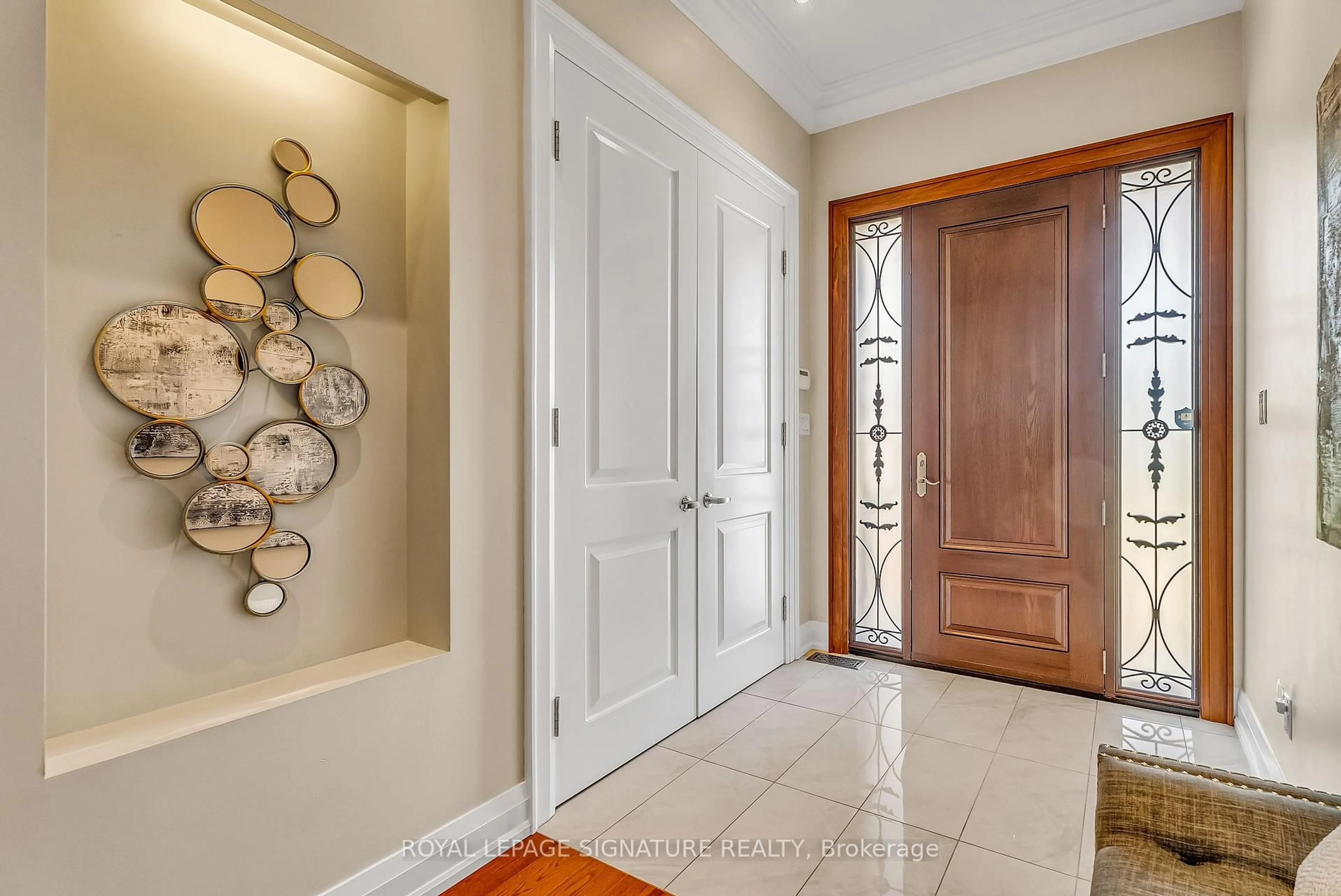 Indoor entryway for 27 Caronport Cres, Toronto Ontario M3A 1G9