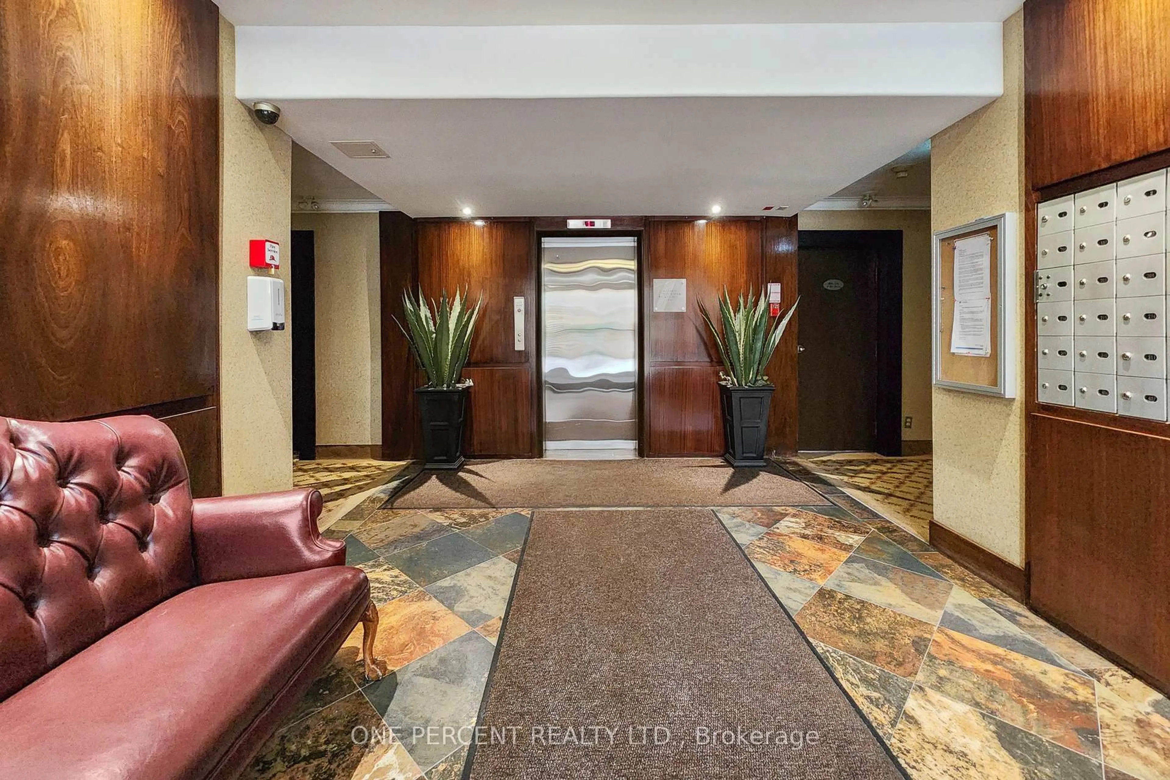 Lobby for 2550 Bathurst St #206, Toronto Ontario M6B 2Z2