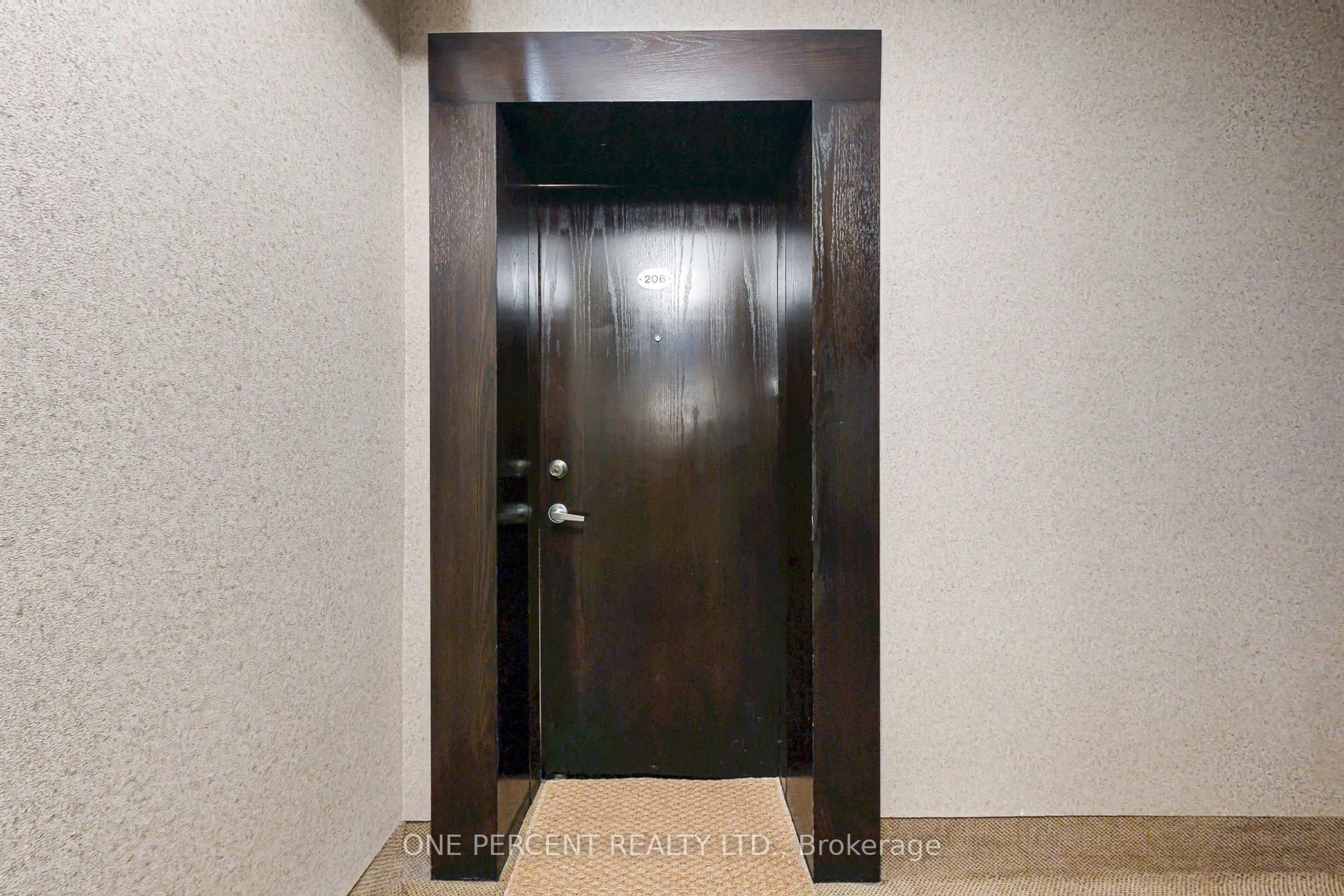 Indoor foyer for 2550 Bathurst St #206, Toronto Ontario M6B 2Z2