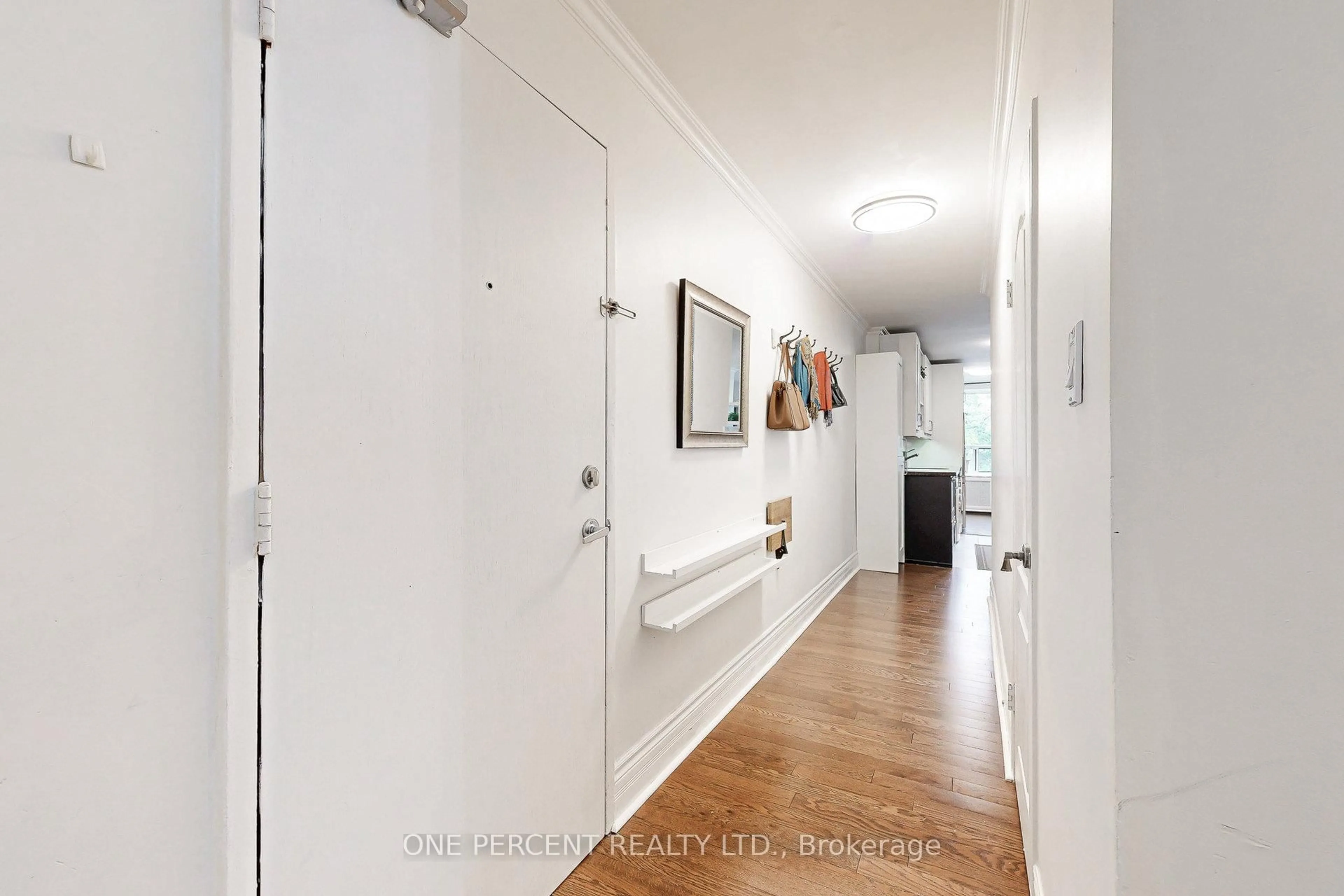 Indoor entryway for 2550 Bathurst St #206, Toronto Ontario M6B 2Z2