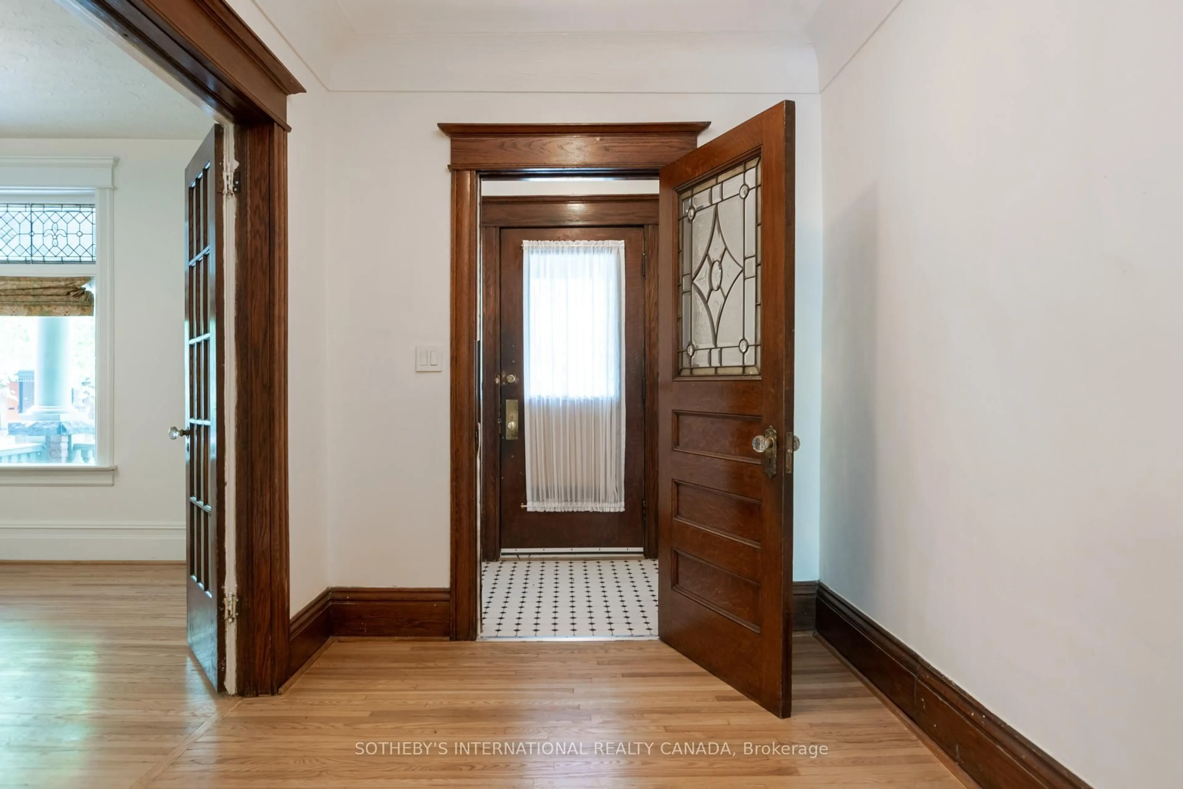 Indoor entryway for 277 Crawford St, Toronto Ontario M6J 2V7