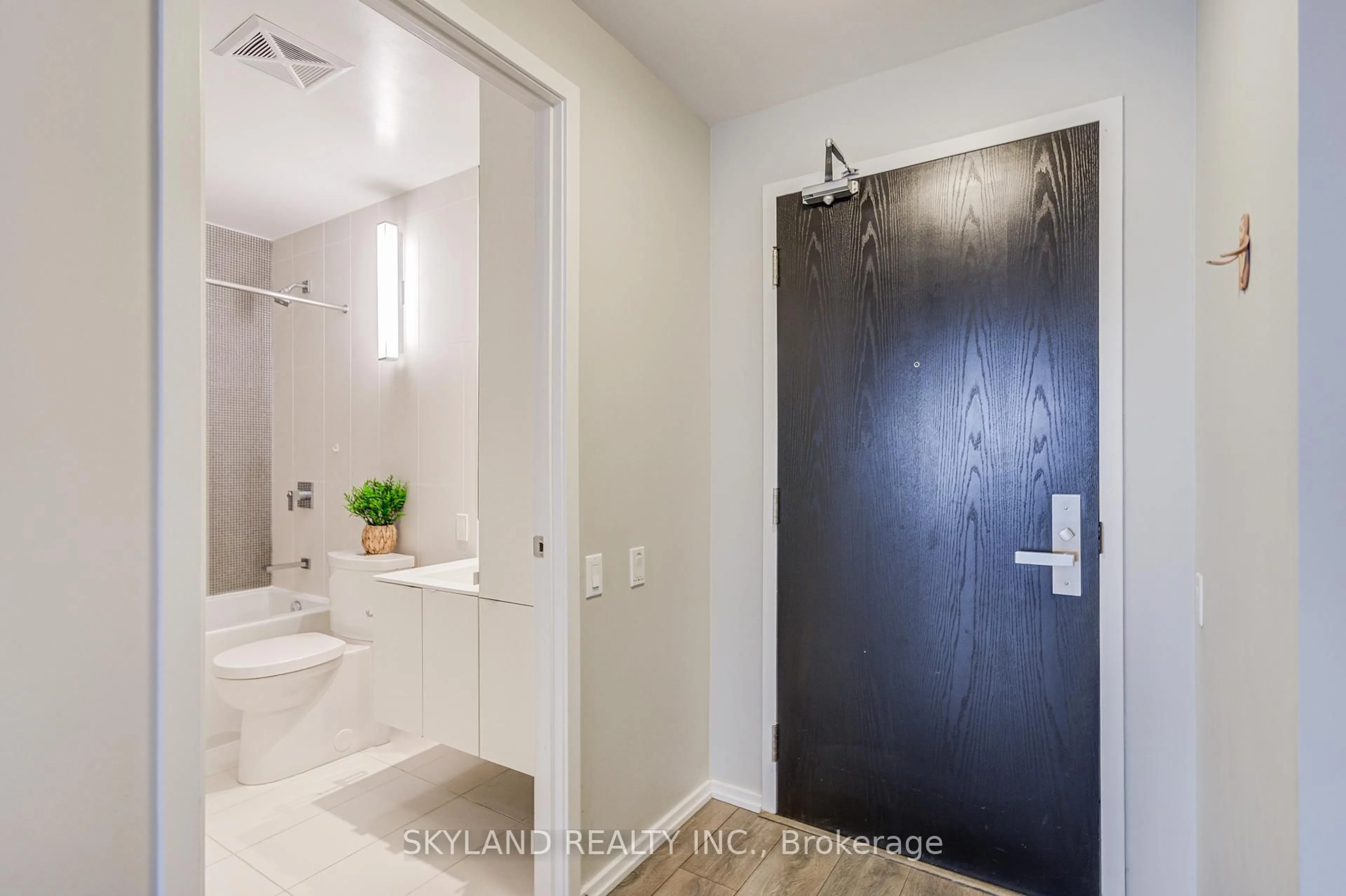 Standard bathroom, ceramic/tile floor for 125 Peter St #3211, Toronto Ontario M5V 0M2