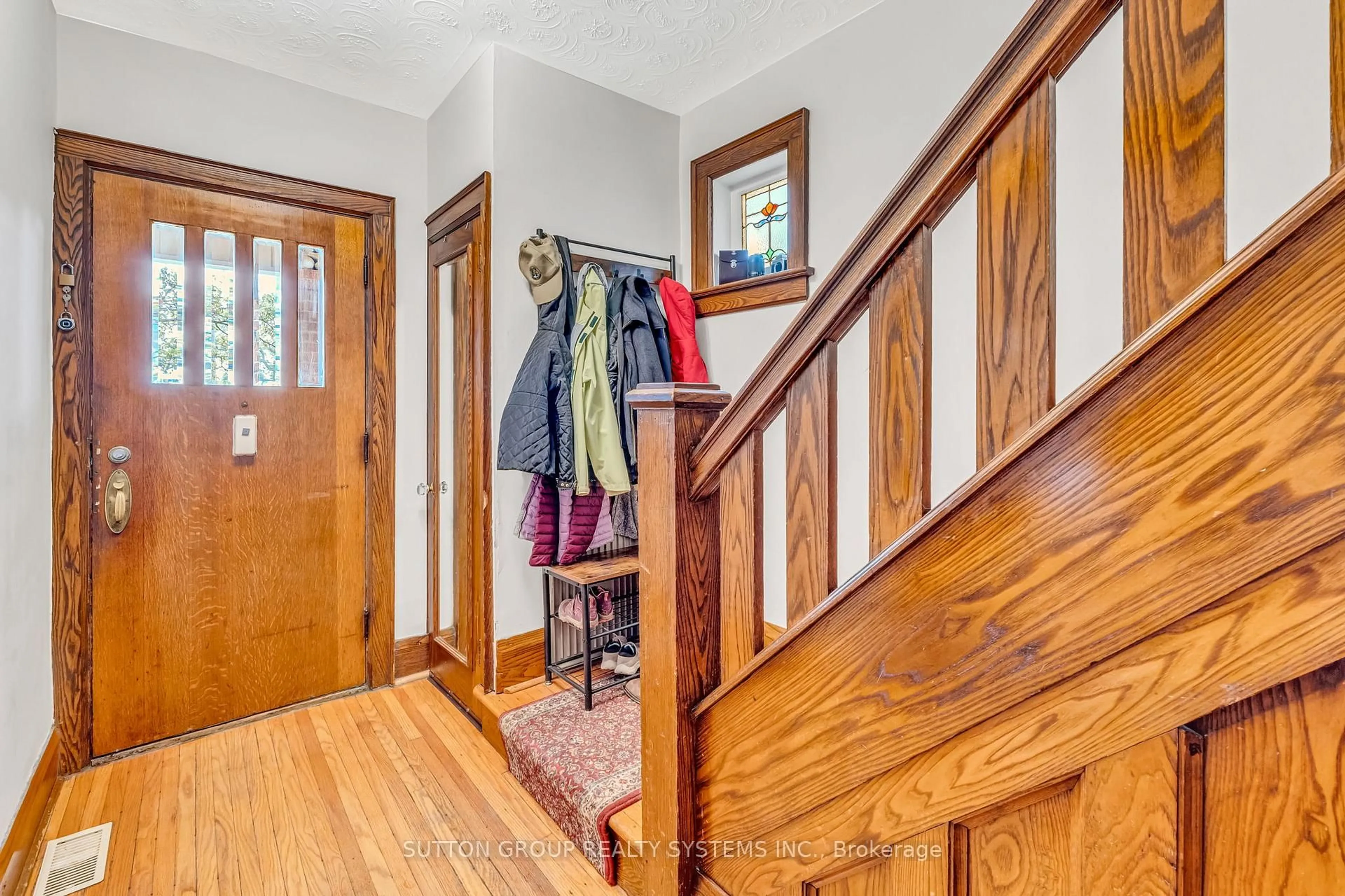 Indoor entryway for 197 Arlington Ave, Toronto Ontario M6C 2Z4