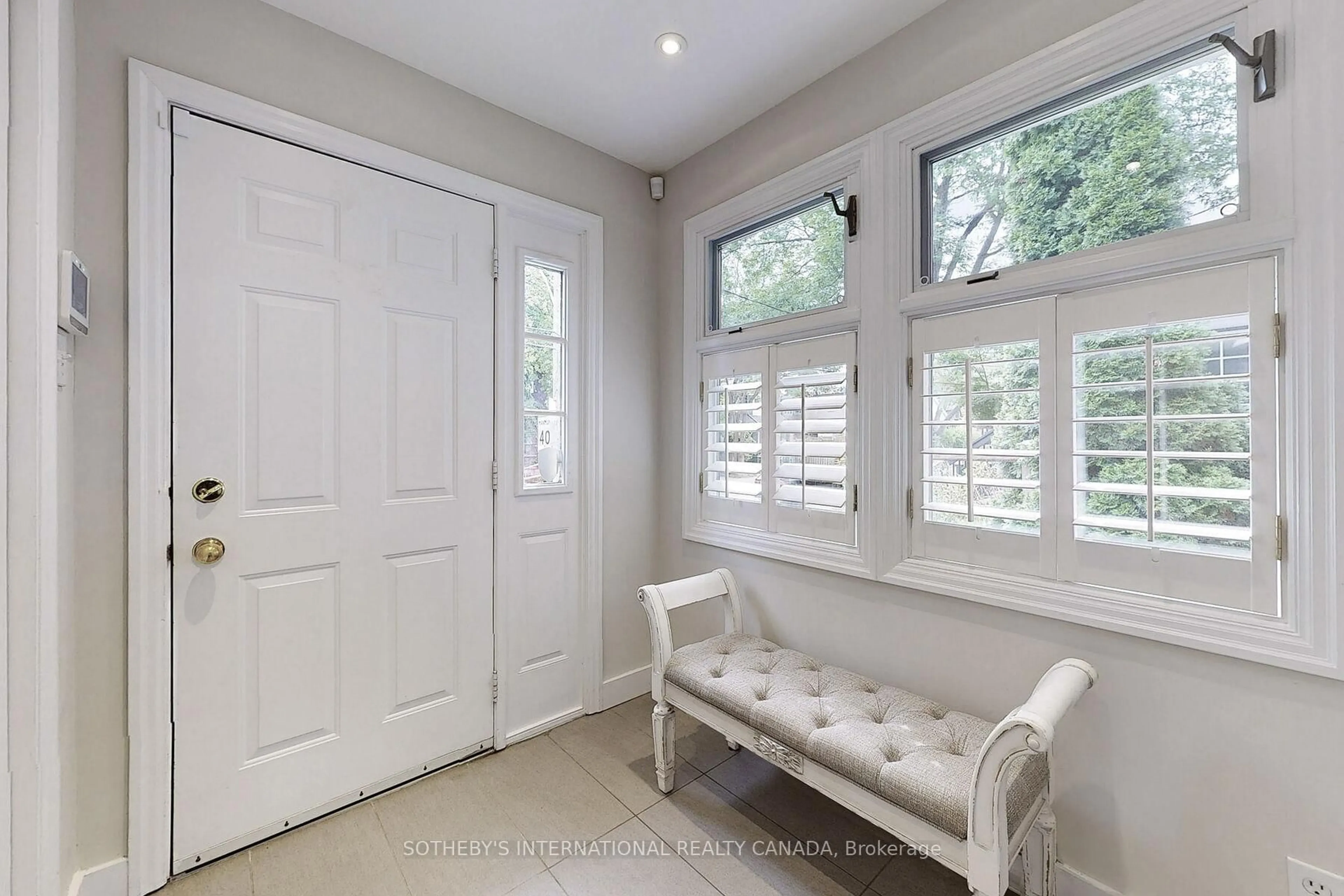 Indoor entryway for 182 Duplex Ave, Toronto Ontario M5P 2A9