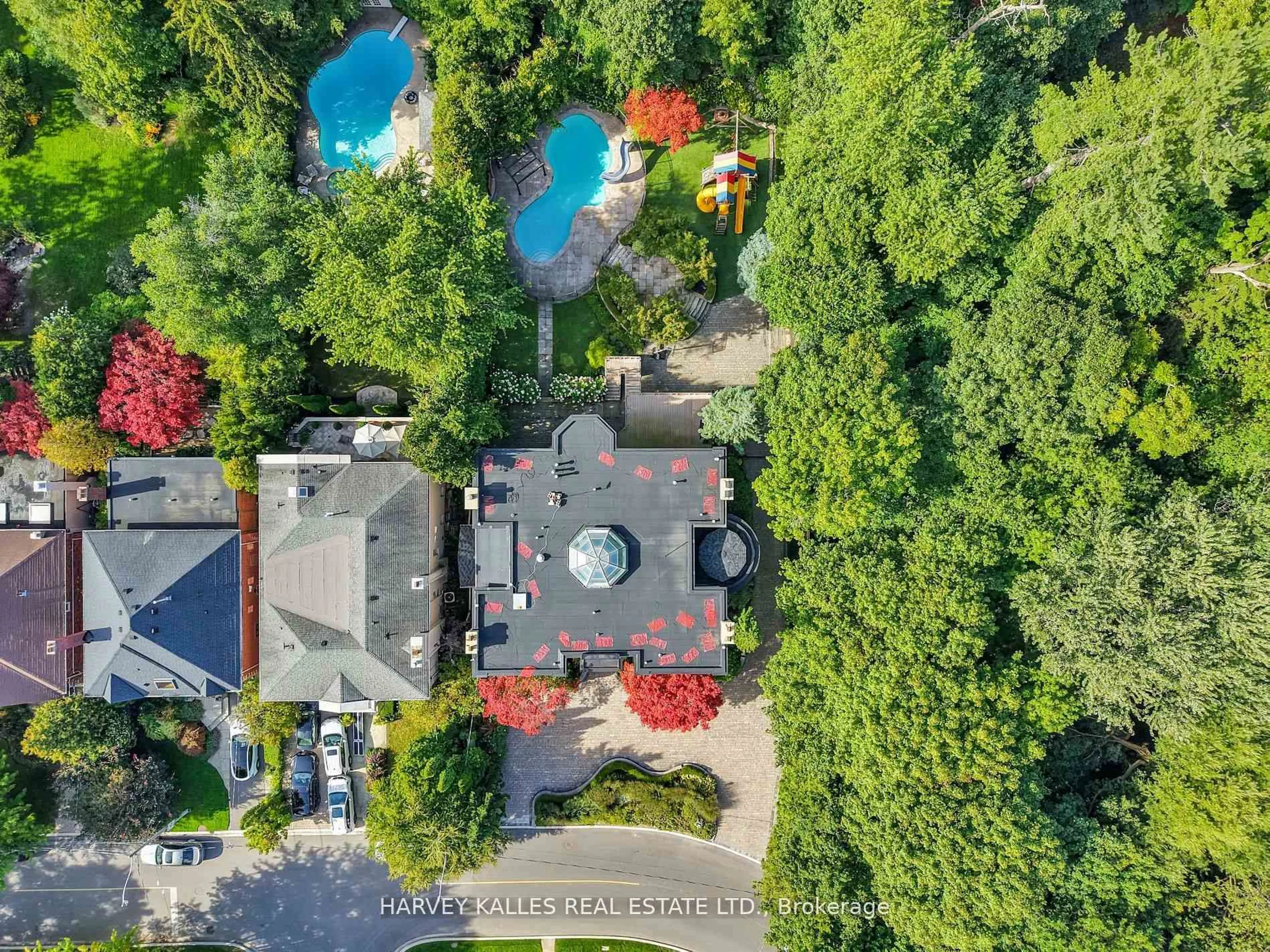 A pic from outside/outdoor area/front of a property/back of a property/a pic from drone, unknown for 113 Coldstream Ave, Toronto Ontario M5N 1X7