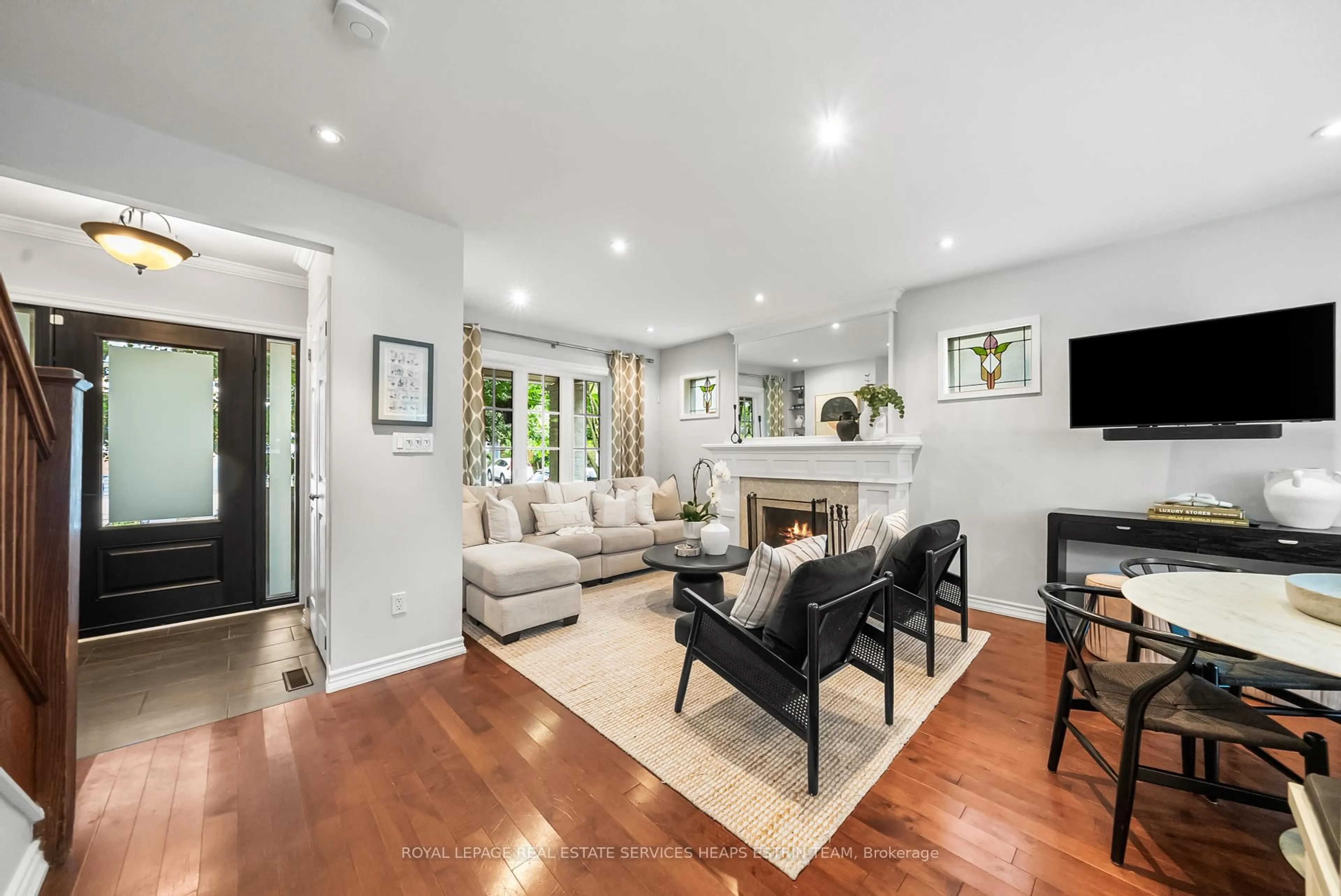 Living room with furniture, unknown for 457 Hillsdale Ave, Toronto Ontario M4S 1V1