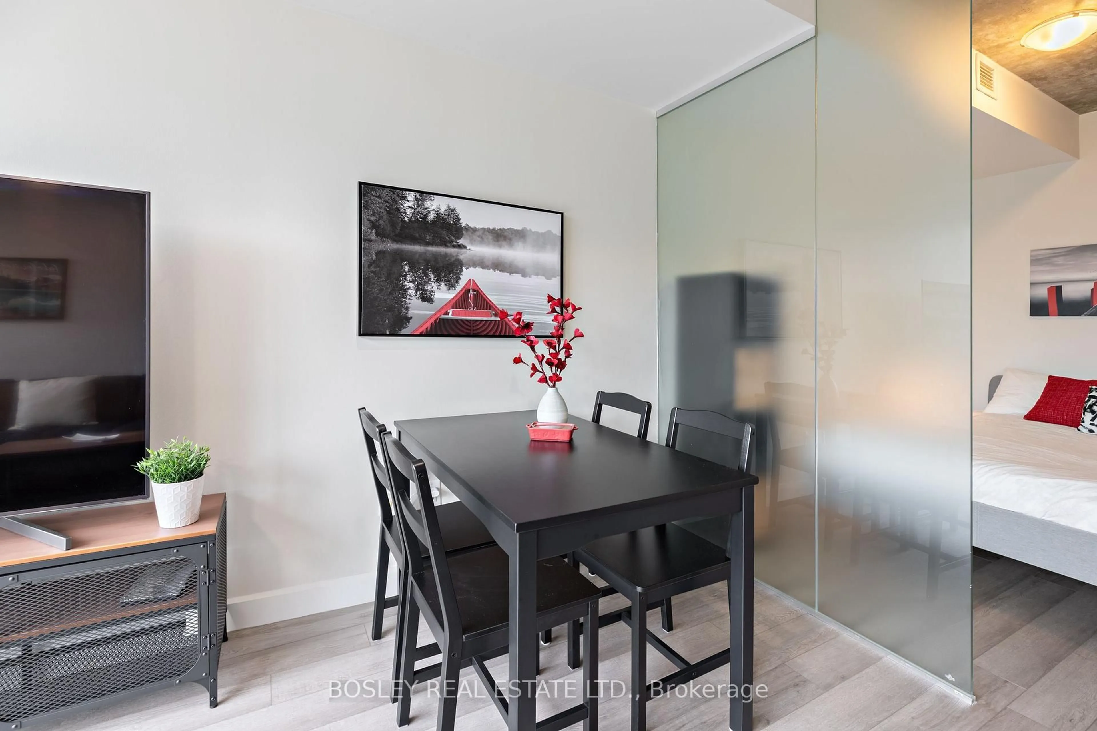 Dining room, wood/laminate floor for 629 King St #816, Toronto Ontario M5V 1M5