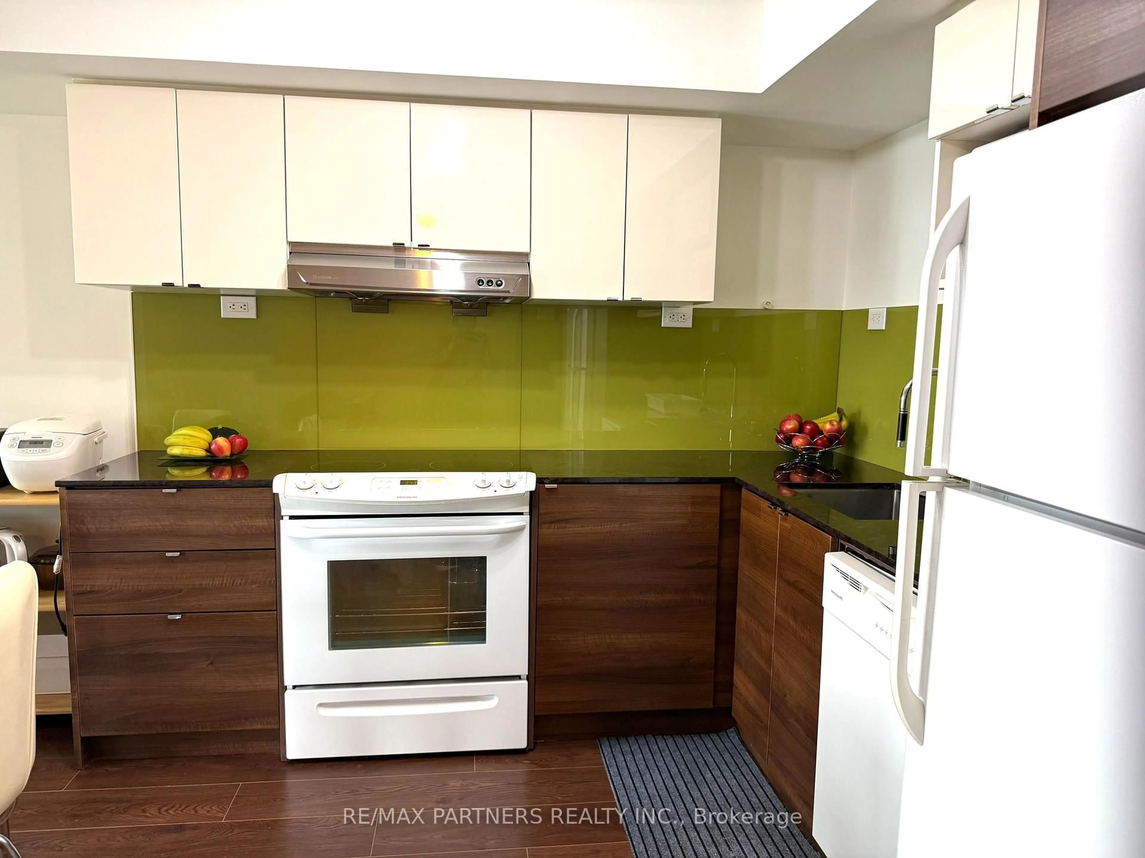 Standard kitchen, wood/laminate floor for 121 Mcmahon Dr #716, Toronto Ontario M2K 0C1