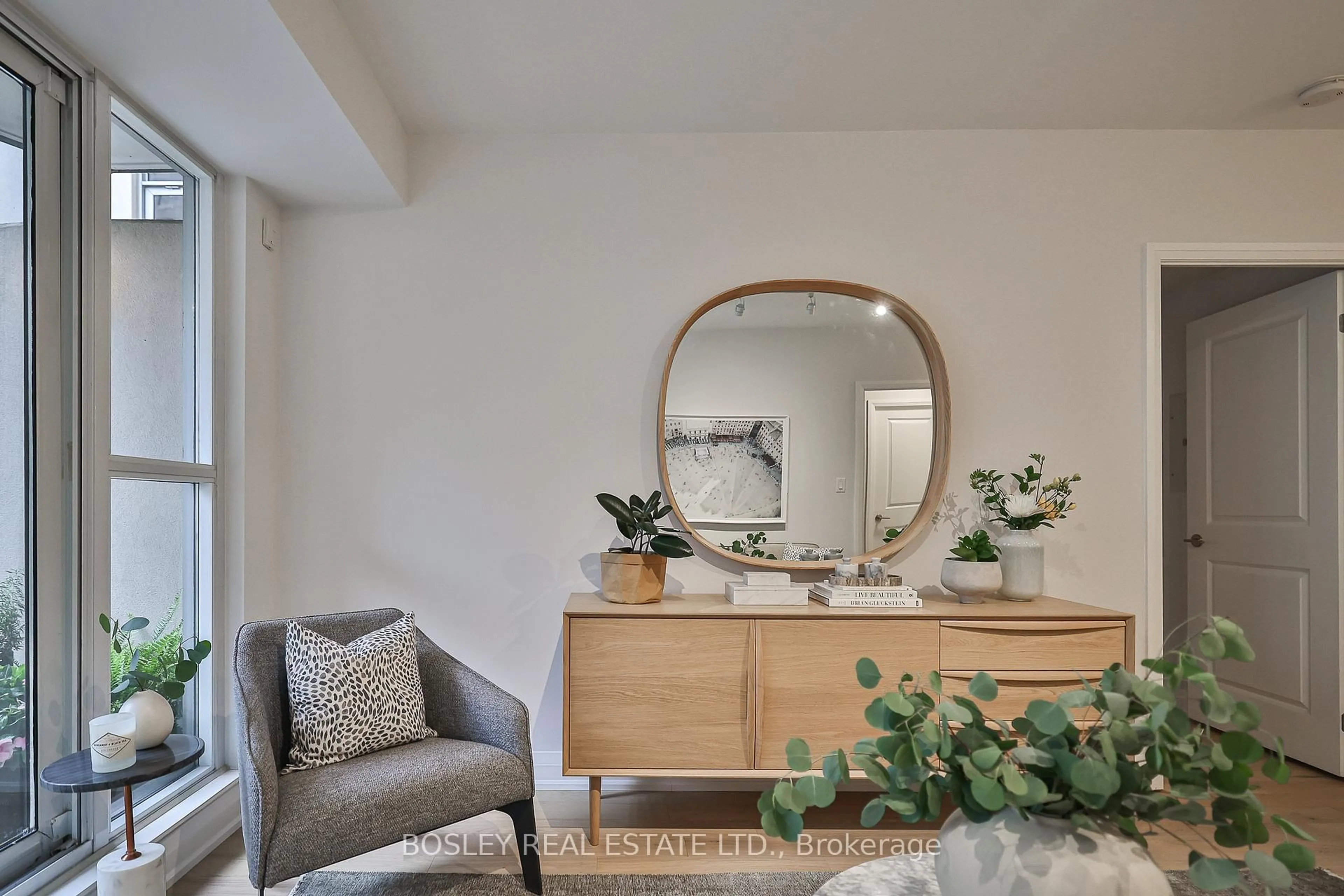 Living room with furniture, unknown for 1430 Yonge St #201, Toronto Ontario M5B 2M6