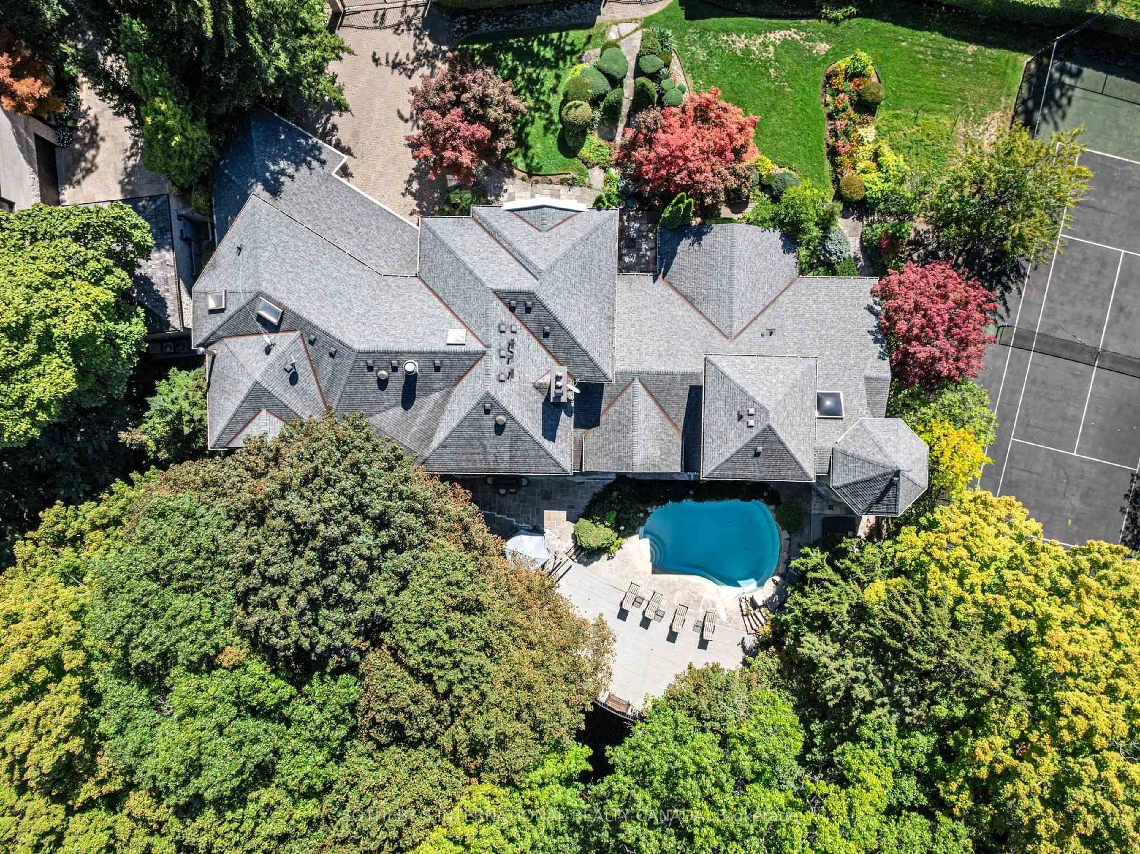 A pic from outside/outdoor area/front of a property/back of a property/a pic from drone, street for 340 Riverview Dr, Toronto Ontario M4N 3E1