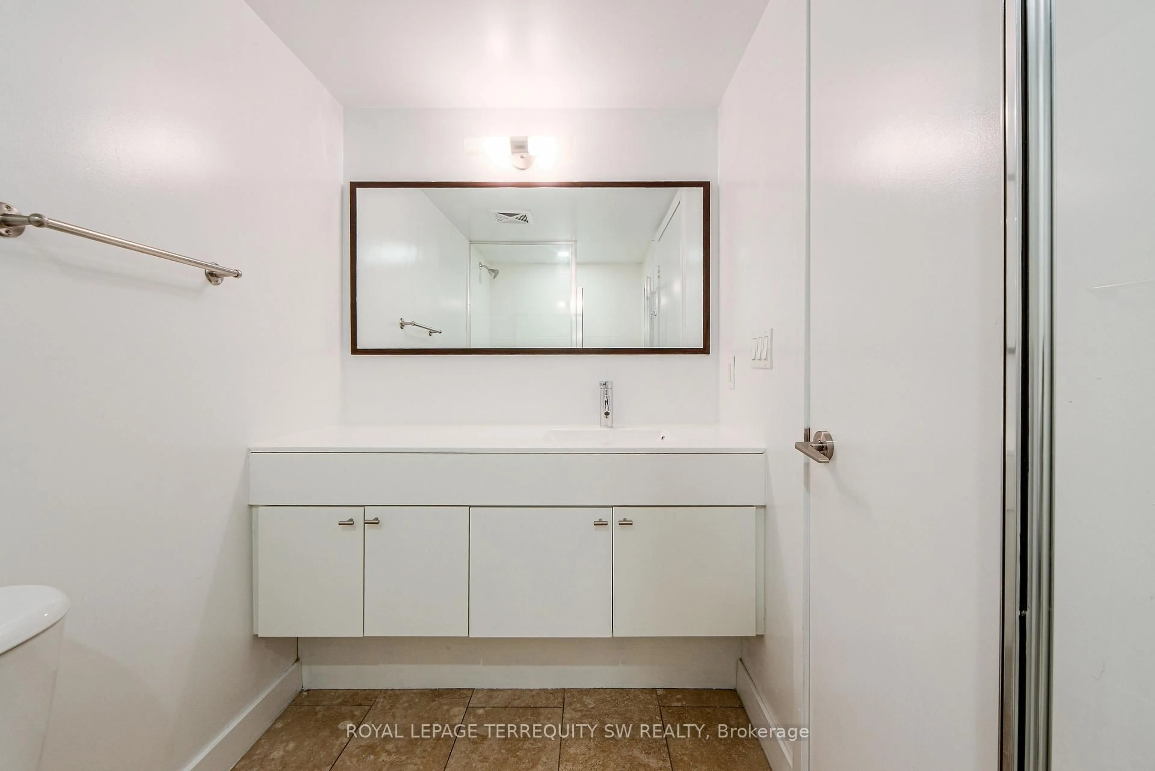 Standard bathroom, unknown for 21 Nelson St #314, Toronto Ontario M5V 3H9