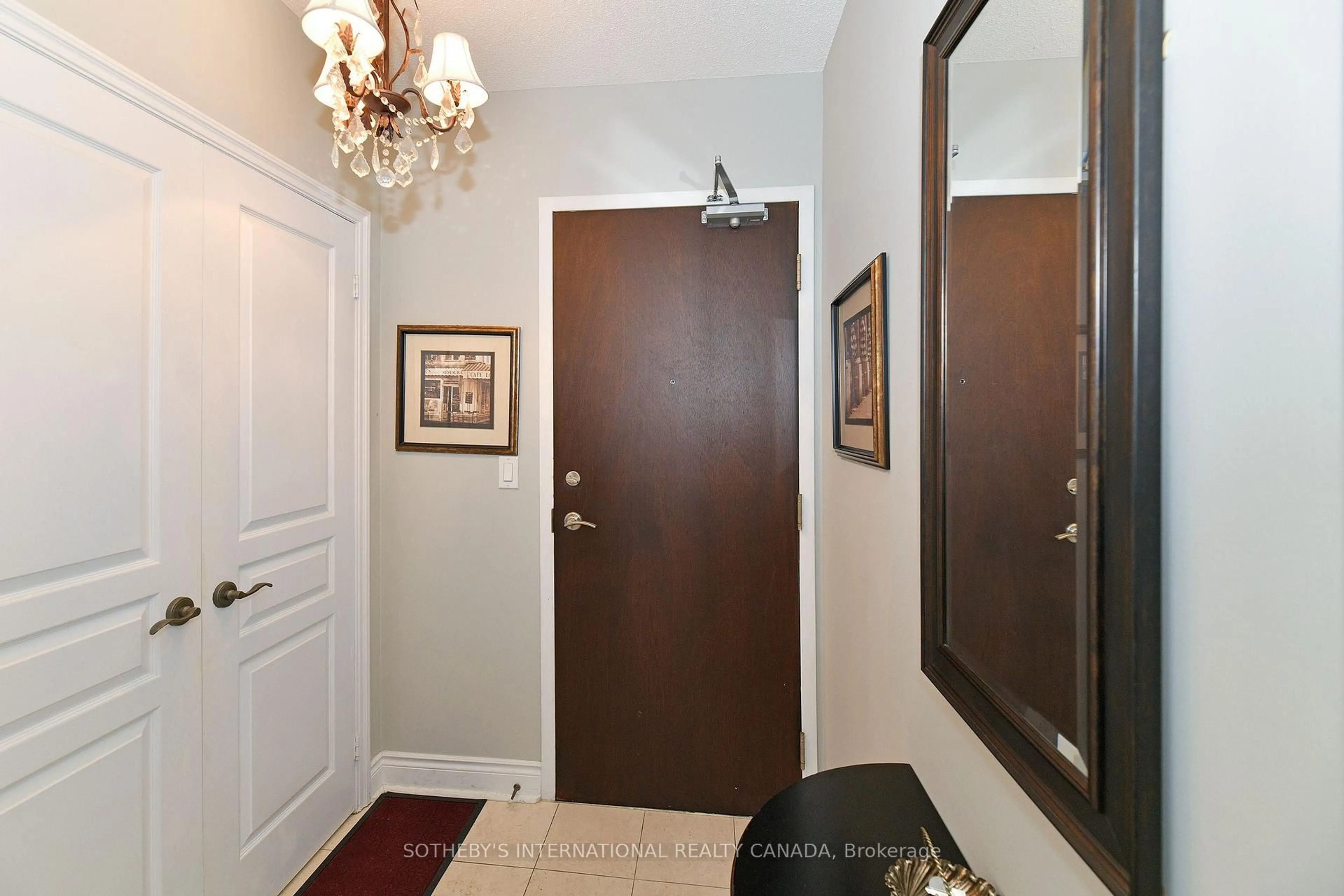 Indoor entryway for 10 Delisle Ave #327, Toronto Ontario M4V 3C6