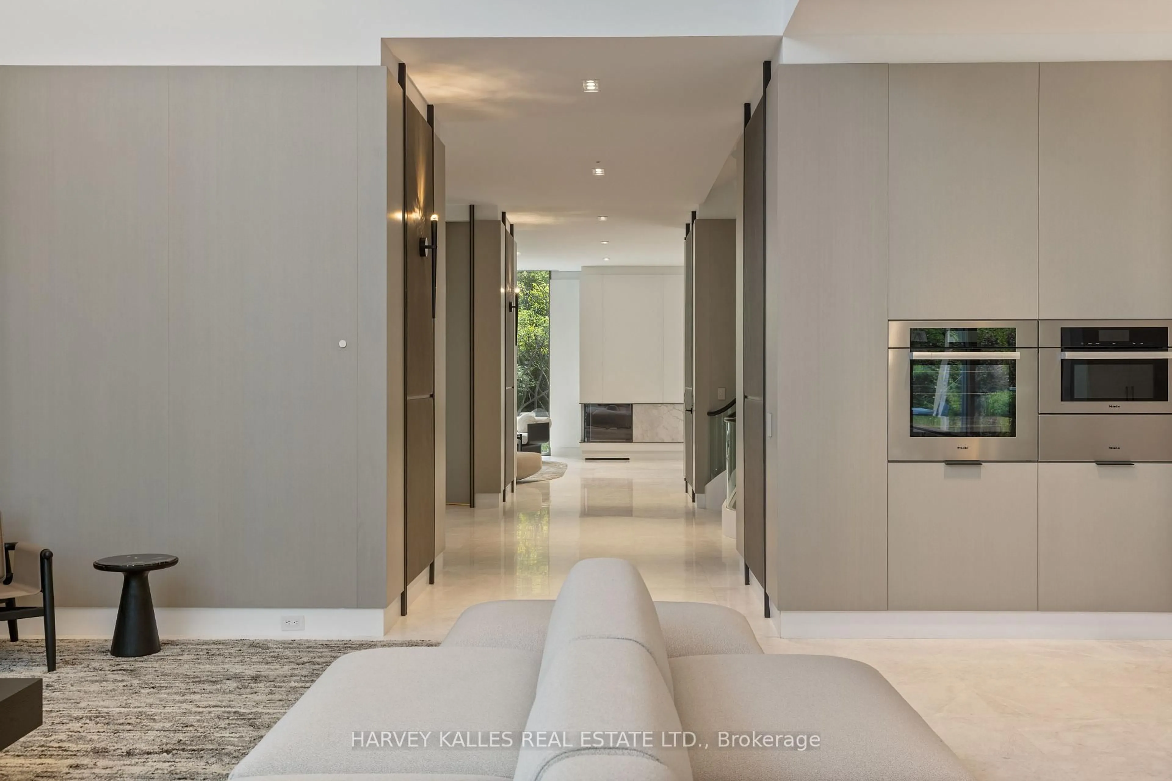 Indoor foyer for 211 Dunvegan Rd, Toronto Ontario M5P 2P3