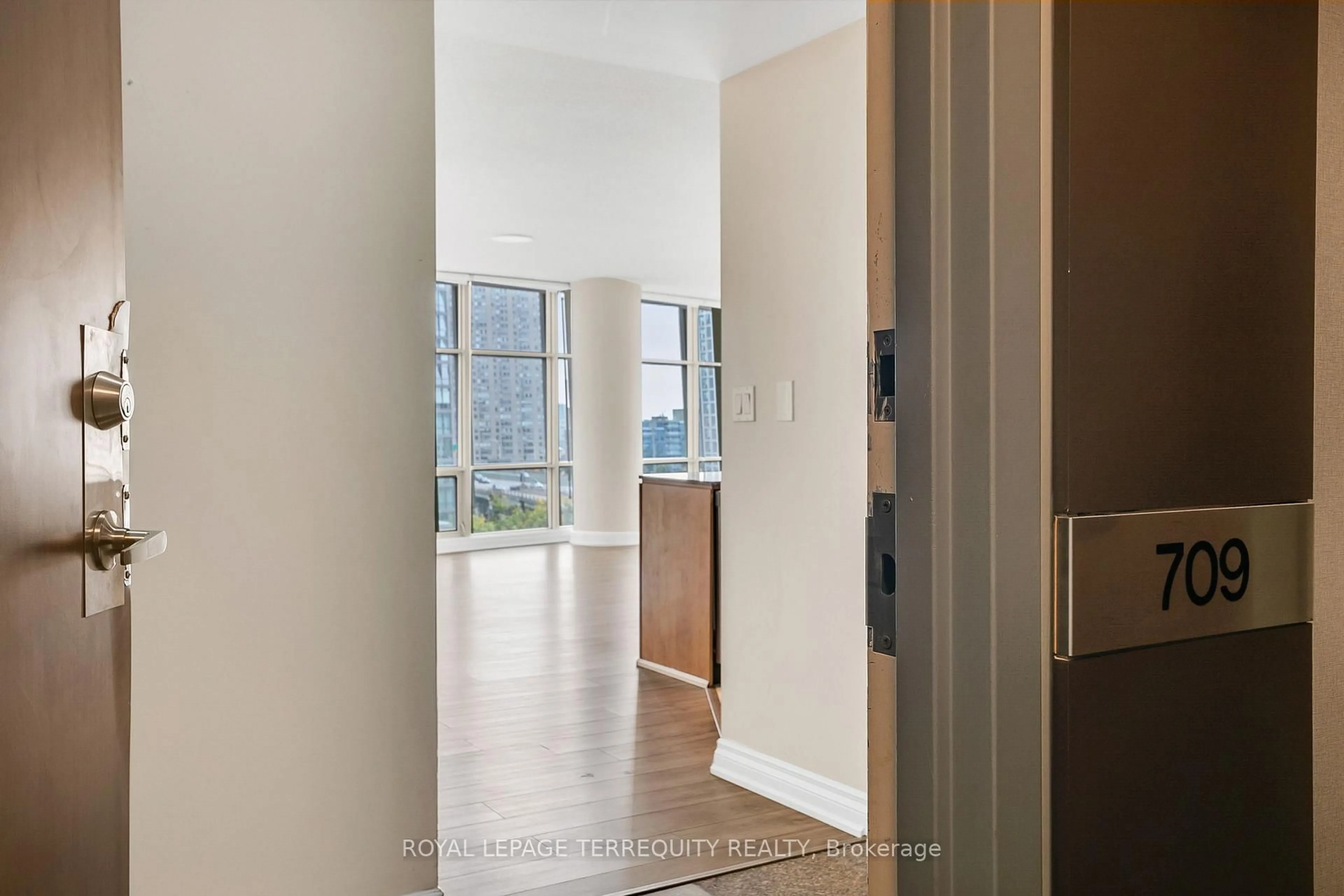Indoor foyer for 35 Mariner Terr #709, Toronto Ontario M5V 3V9