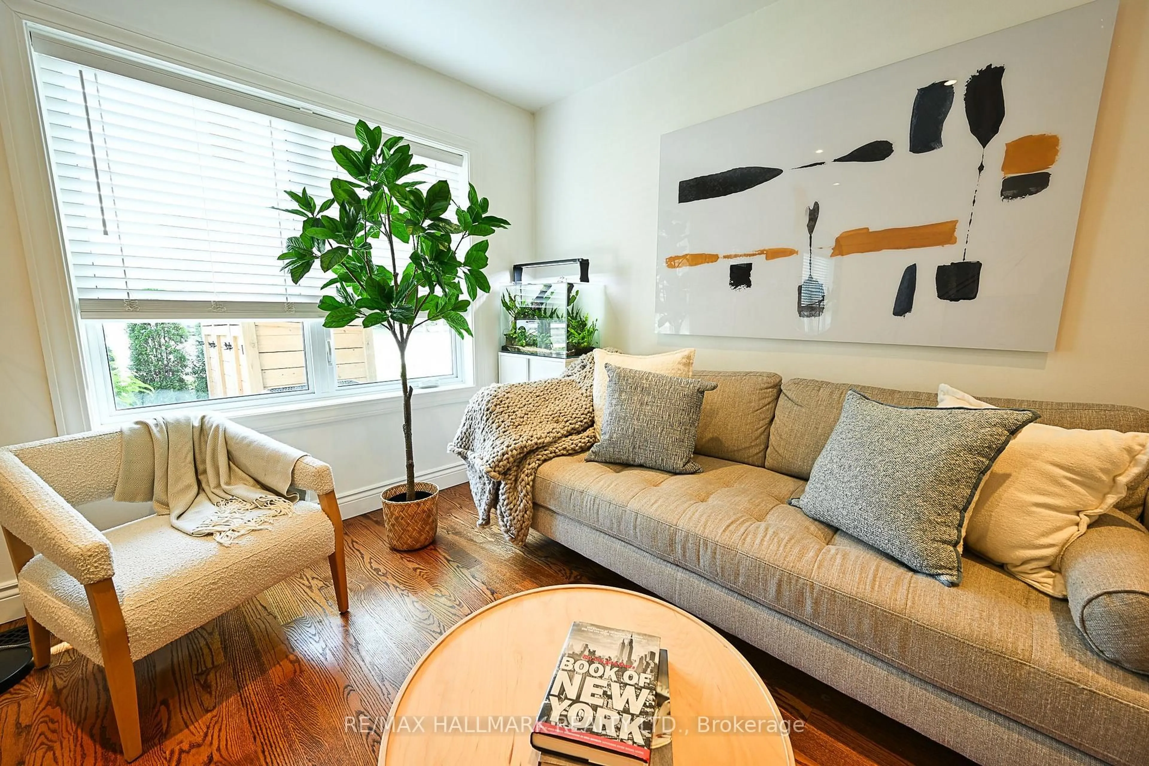 Living room with furniture, unknown for 3318 Bathurst St, Toronto Ontario M6A 2B6