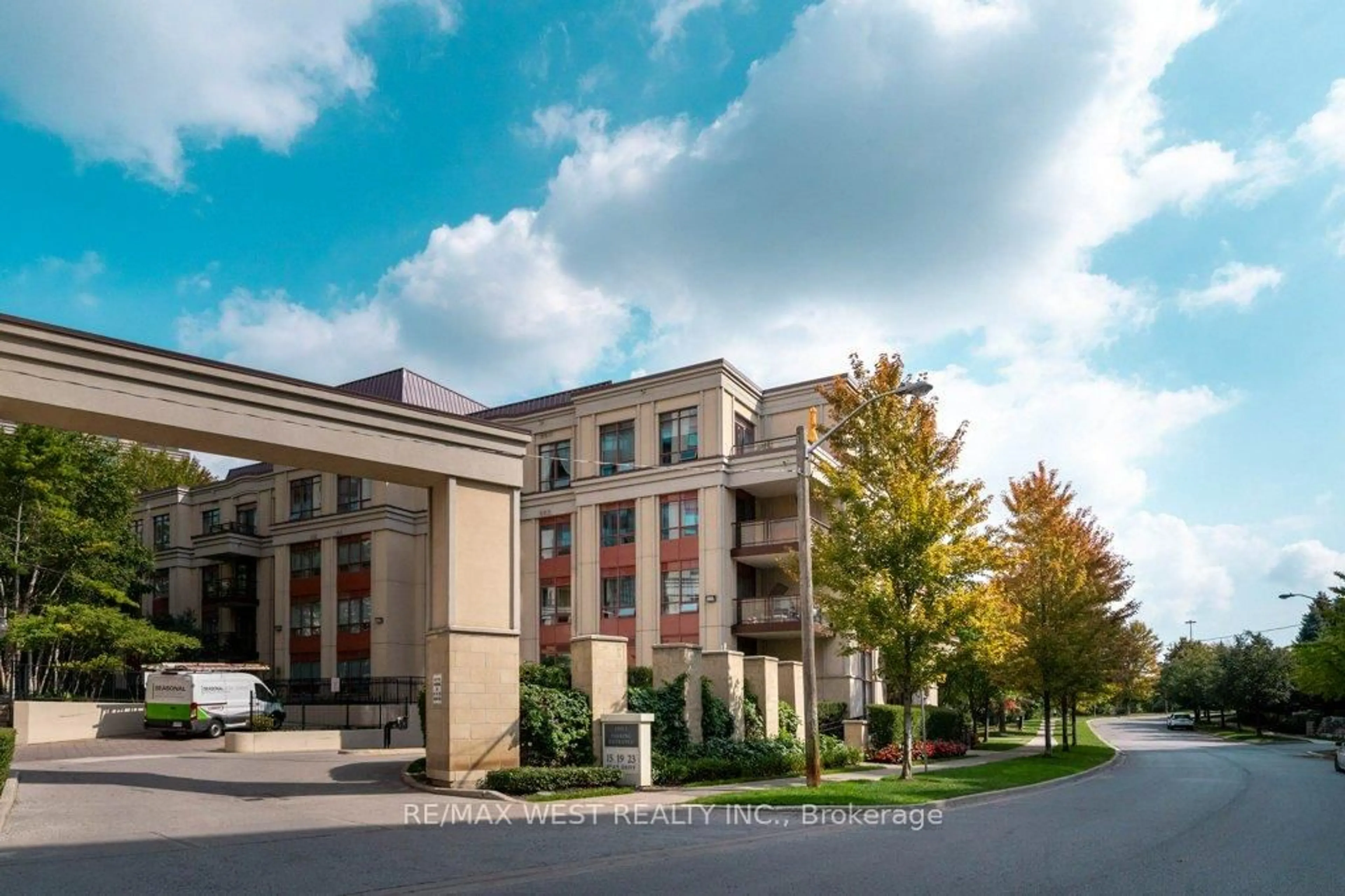 Patio, building for 15 Rean Dr #407, Toronto Ontario M2K 0A7