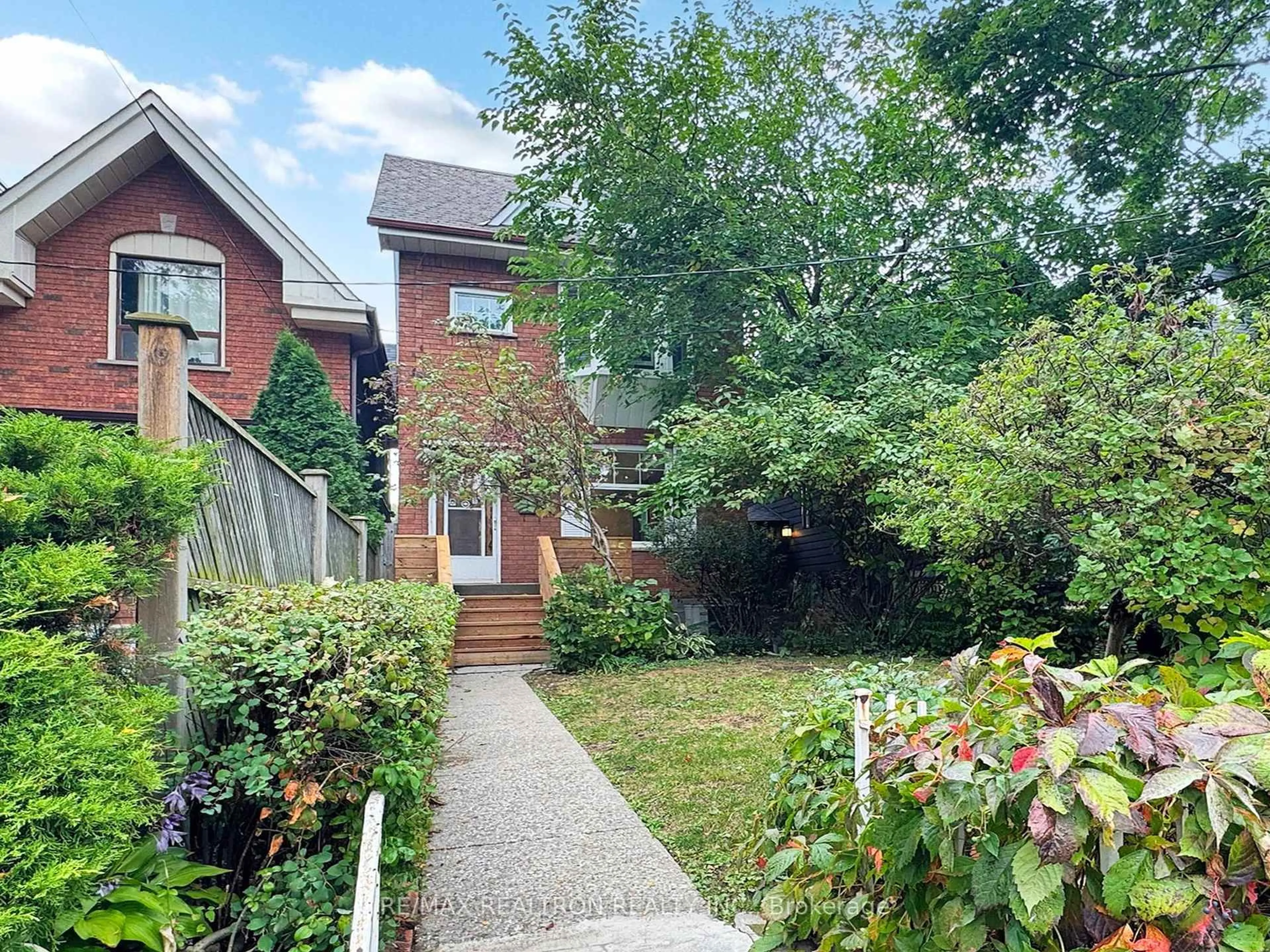 A pic from outside/outdoor area/front of a property/back of a property/a pic from drone, street for 10 Lindsey Ave, Toronto Ontario M6H 1C9