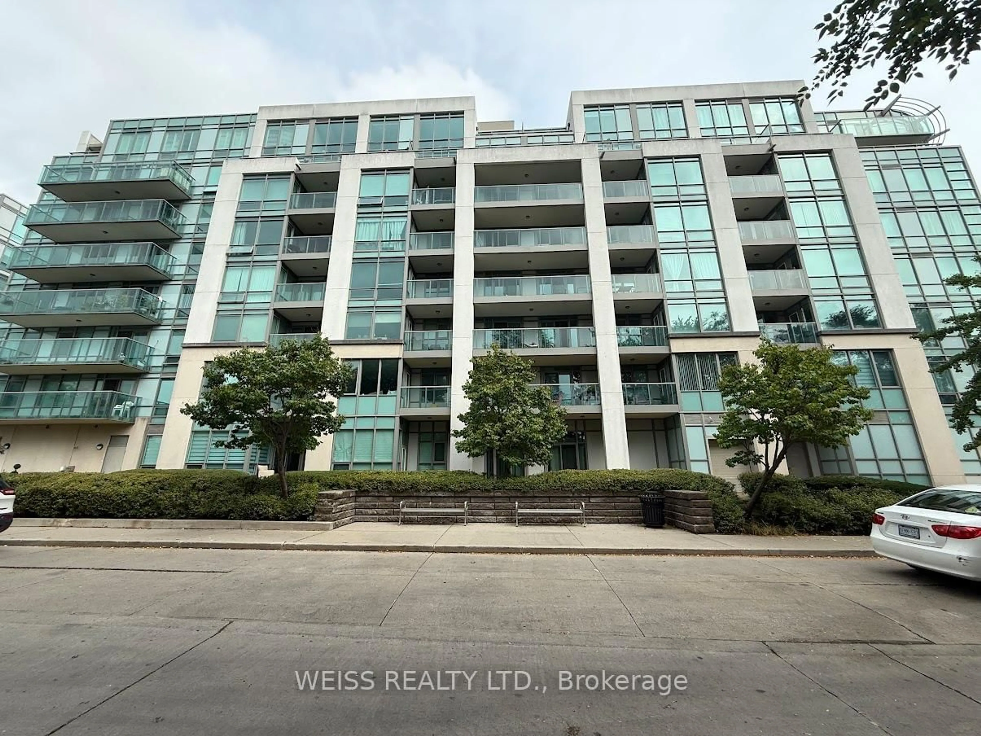 A pic from outside/outdoor area/front of a property/back of a property/a pic from drone, building for 3830 Bathurst St #707, Toronto Ontario M3H 6C5