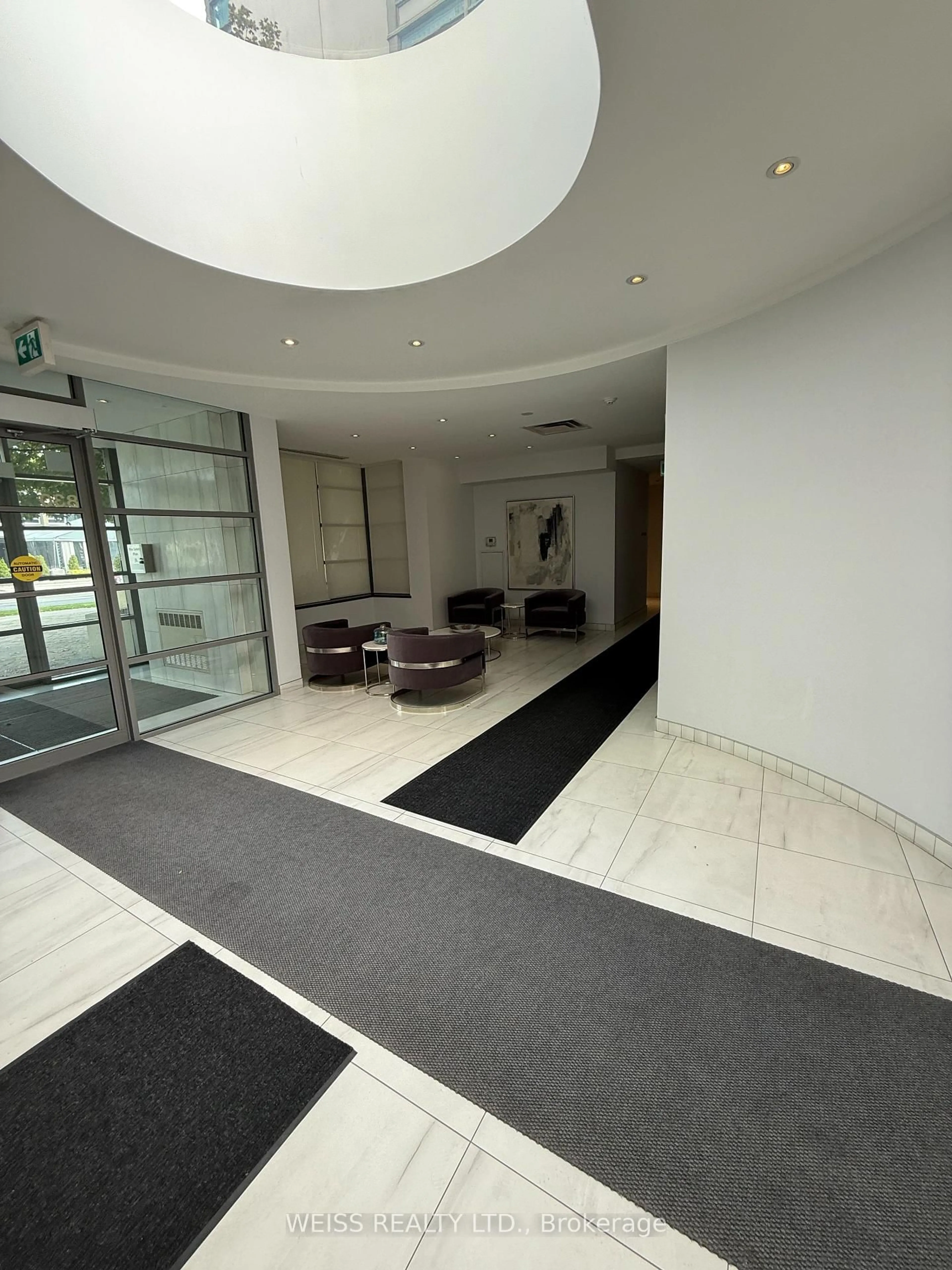 Indoor foyer for 3830 Bathurst St #707, Toronto Ontario M3H 6C5