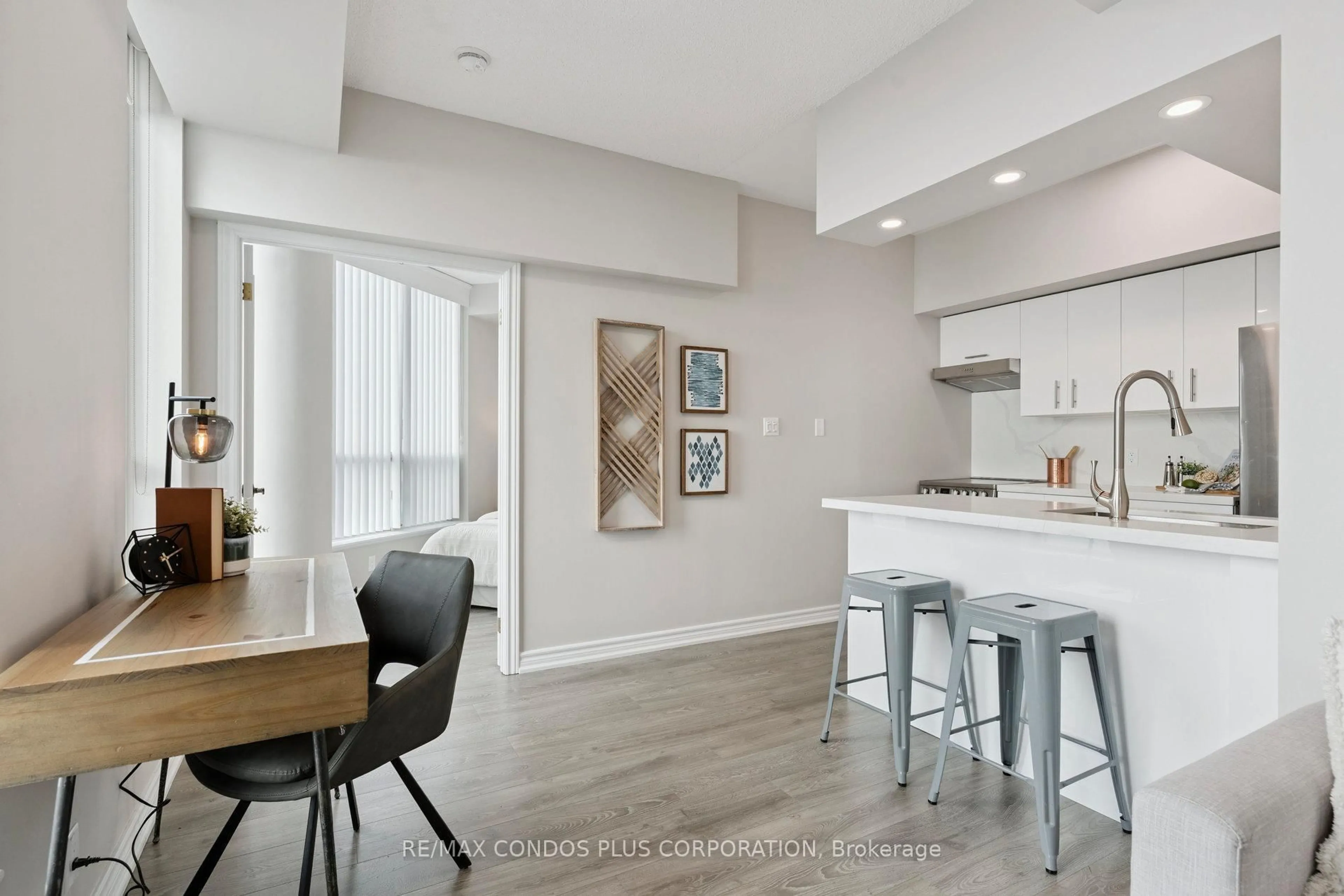 Open concept kitchen, unknown for 230 Queens Quay #1221, Toronto Ontario M5J 2Y7