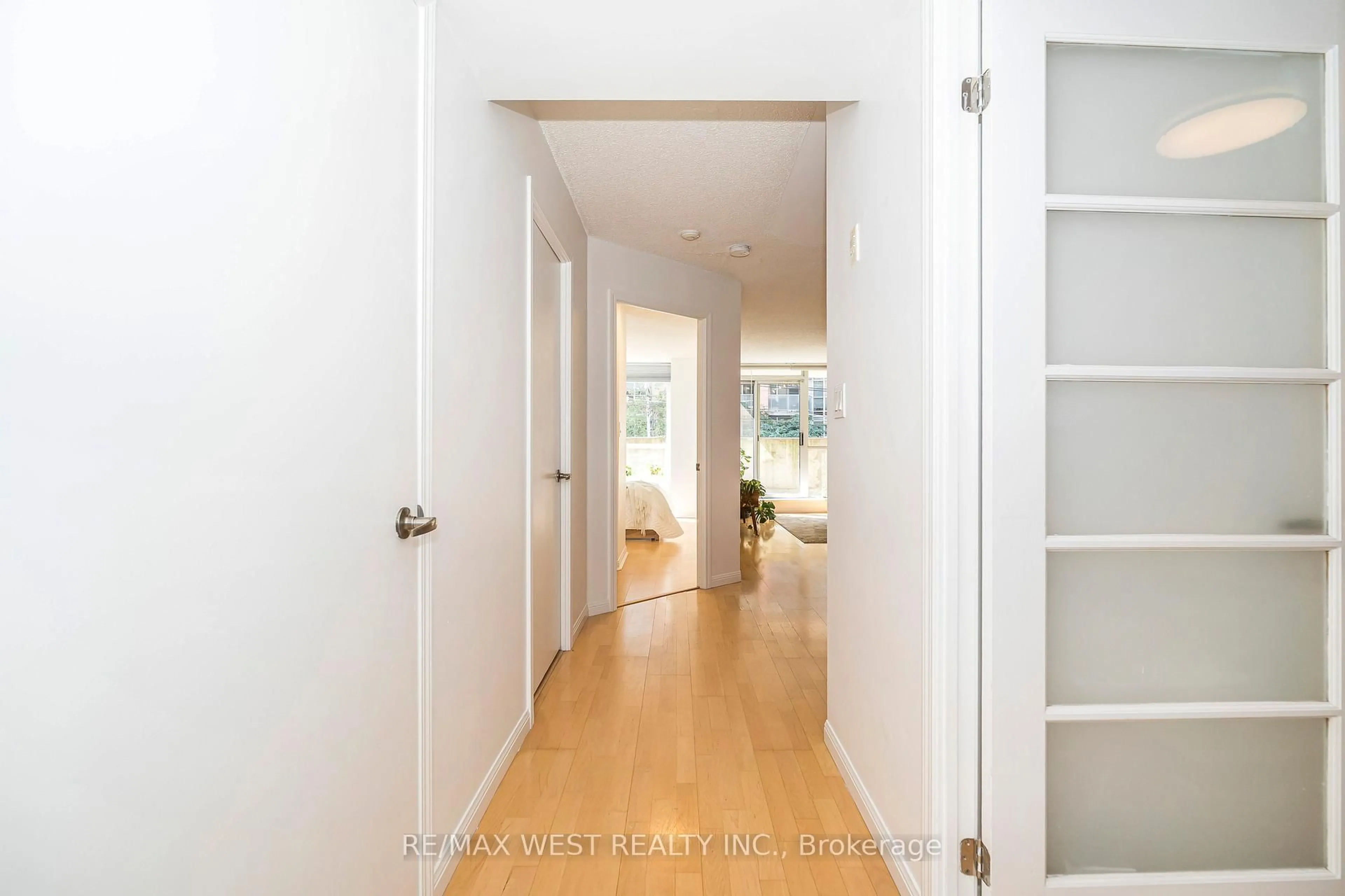 Indoor entryway for 1000 King St #209, Toronto Ontario M6K 3N1