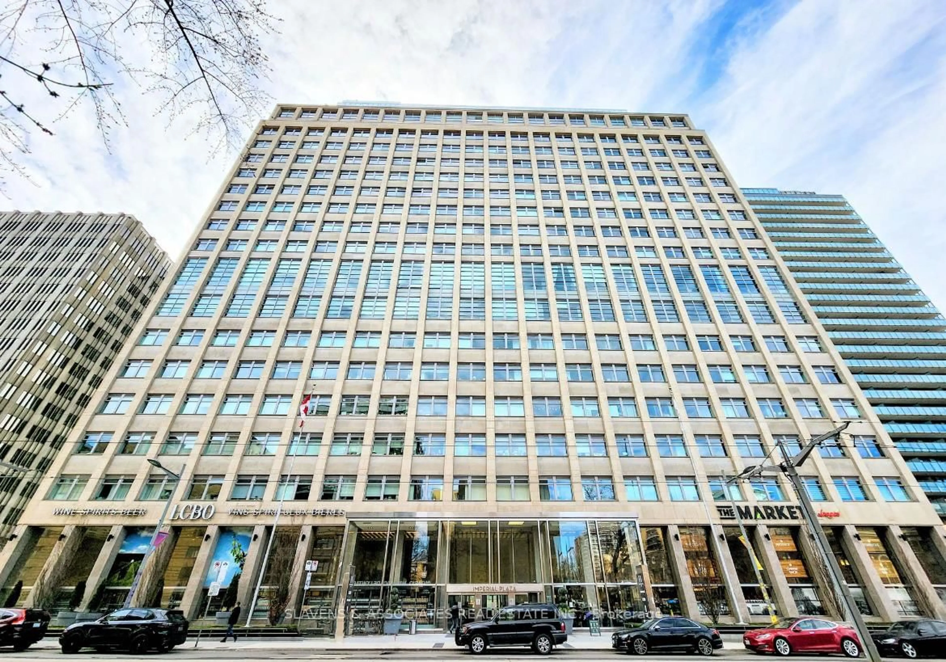 Indoor foyer for 111 St Clair Ave #416, Toronto Ontario M4V 1N5