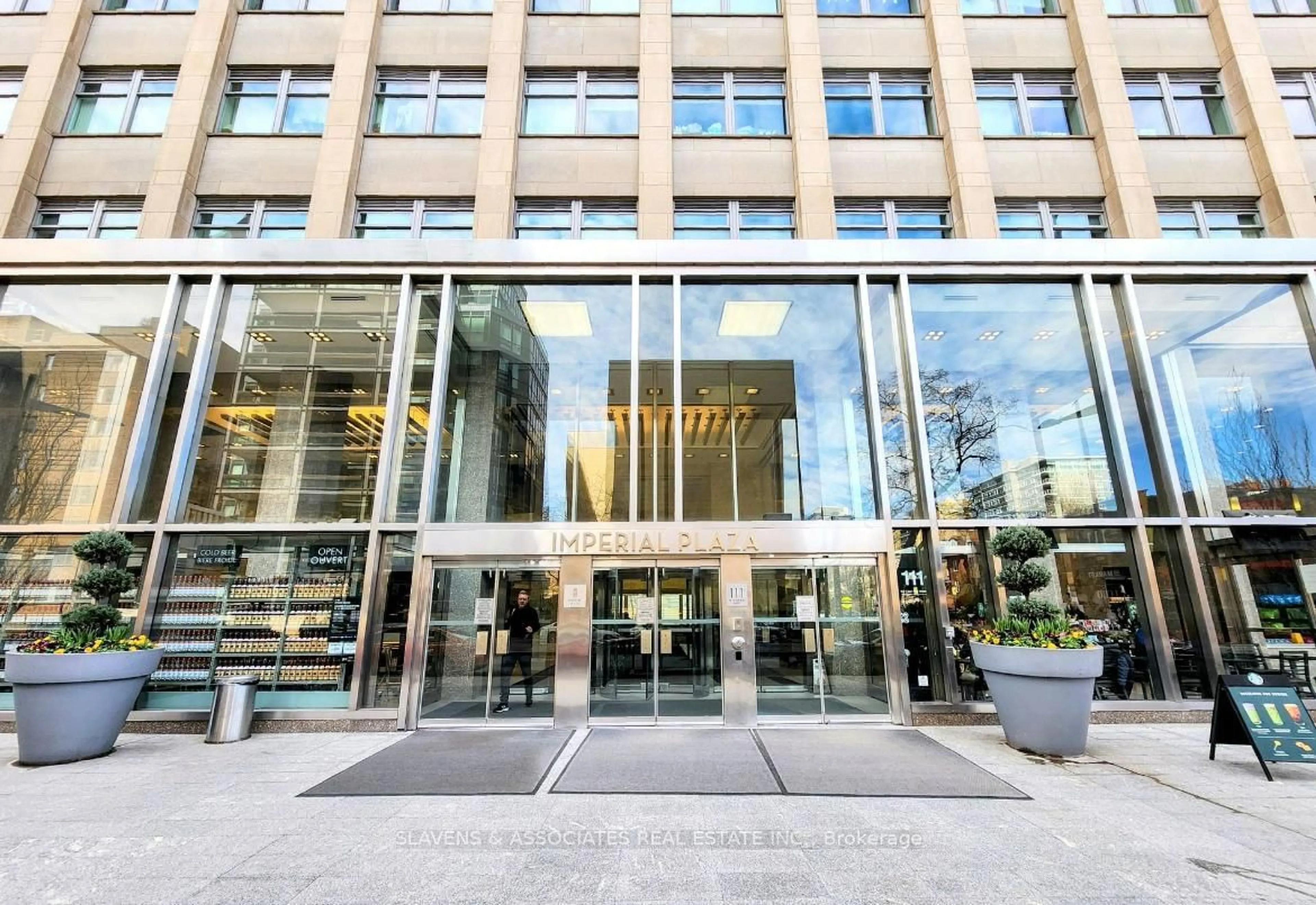 Indoor foyer for 111 St Clair Ave #416, Toronto Ontario M4V 1N5