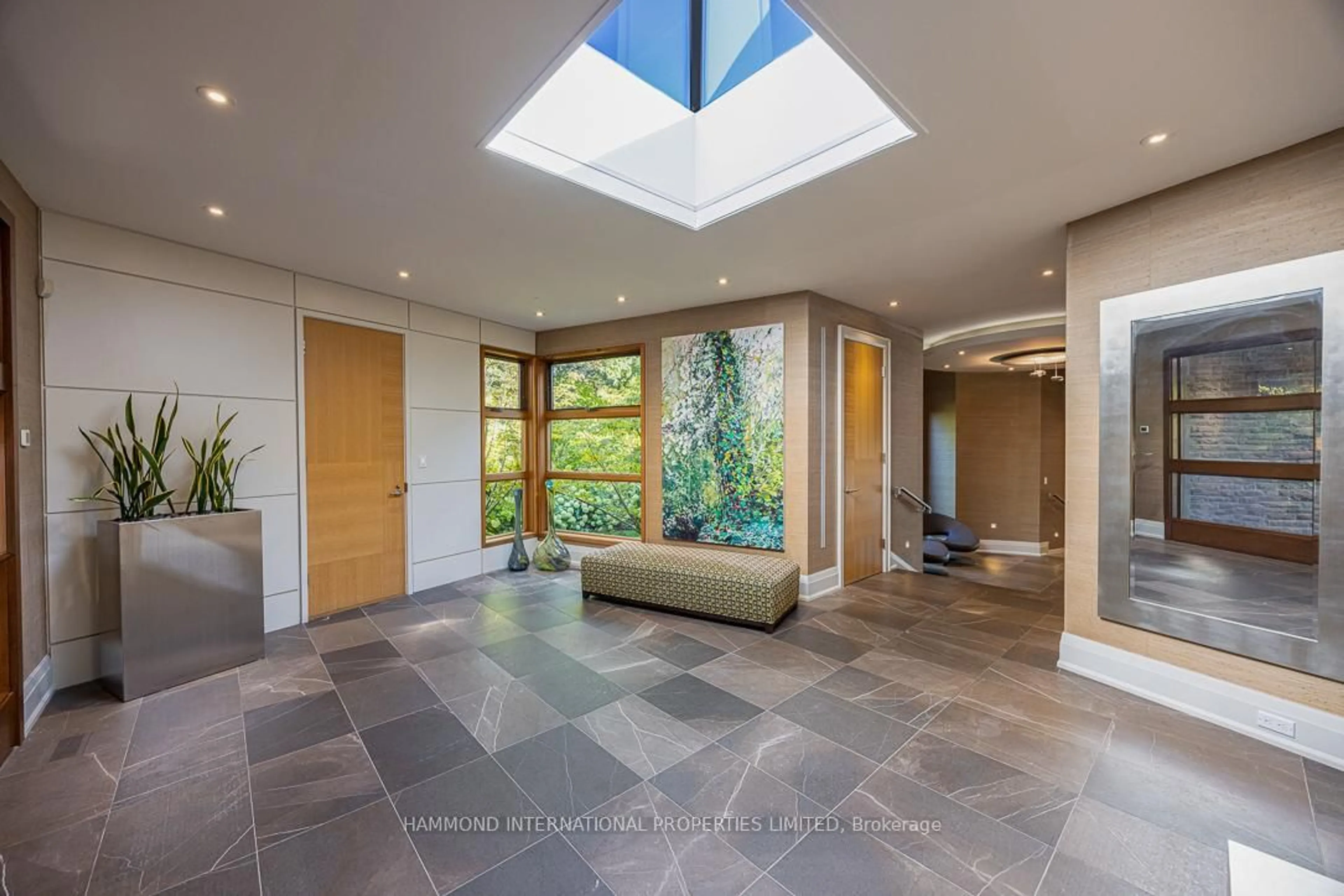 Indoor foyer for 7 Oxbow Rd, Toronto Ontario M3B 1Z9